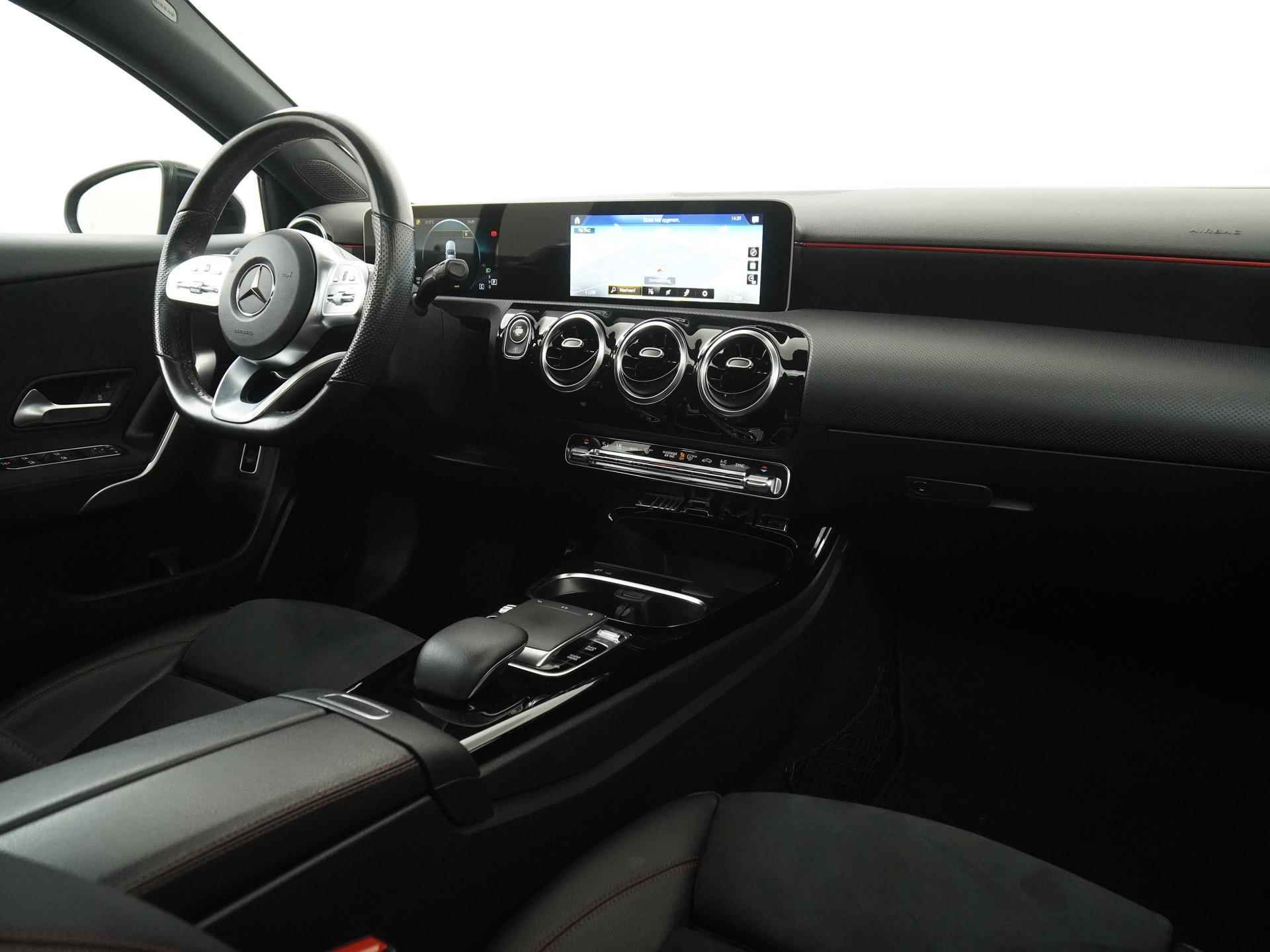 Mercedes-Benz A-Klasse 200 AMG Night | Panoramadak | Carplay | Camera | Adapt cruise |  Zondag Open! - 2/36