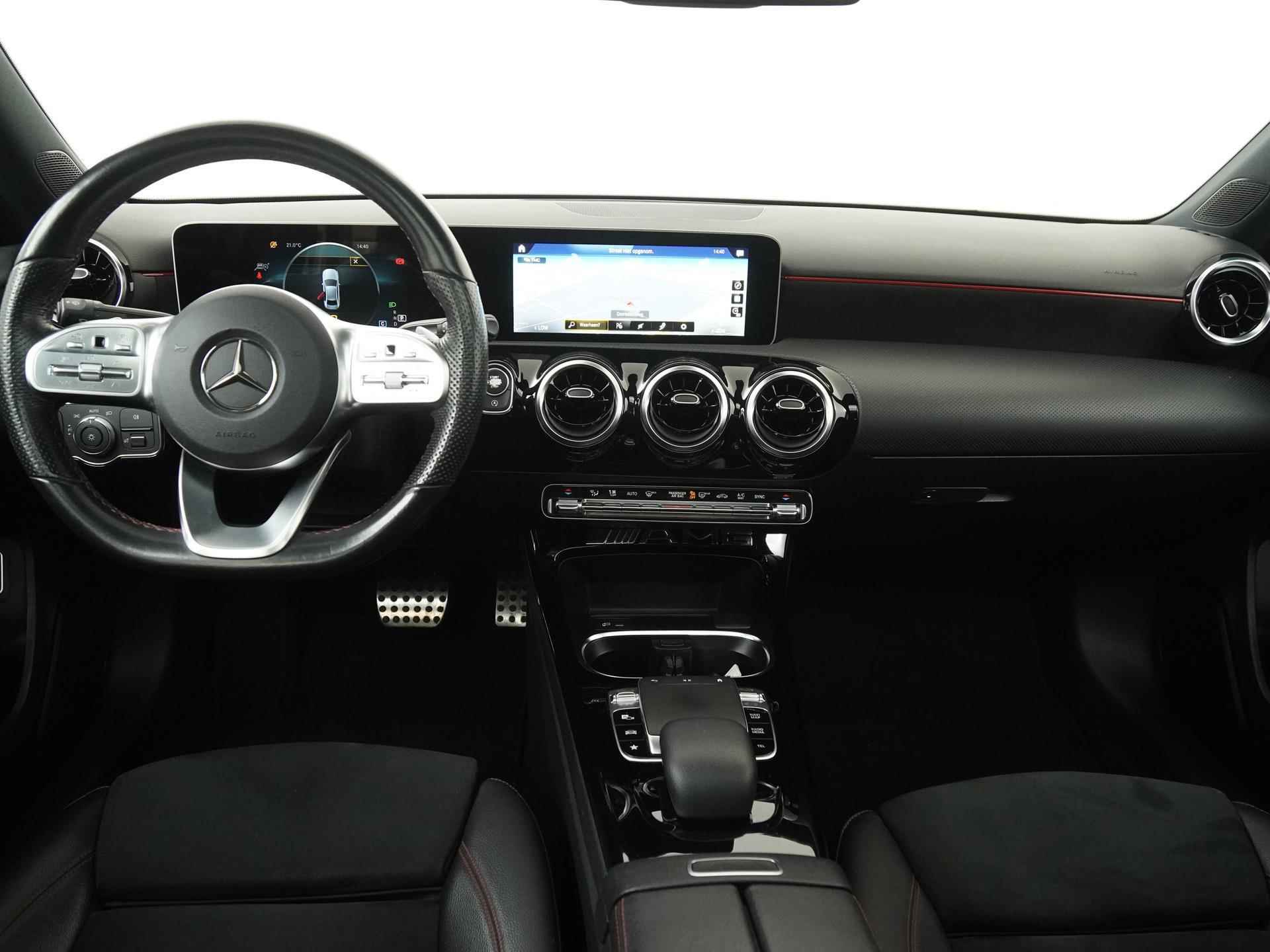 Mercedes-Benz A-Klasse 200 AMG Night | Panoramadak | Carplay | Camera | Adapt cruise |  Zondag Open! - 5/36