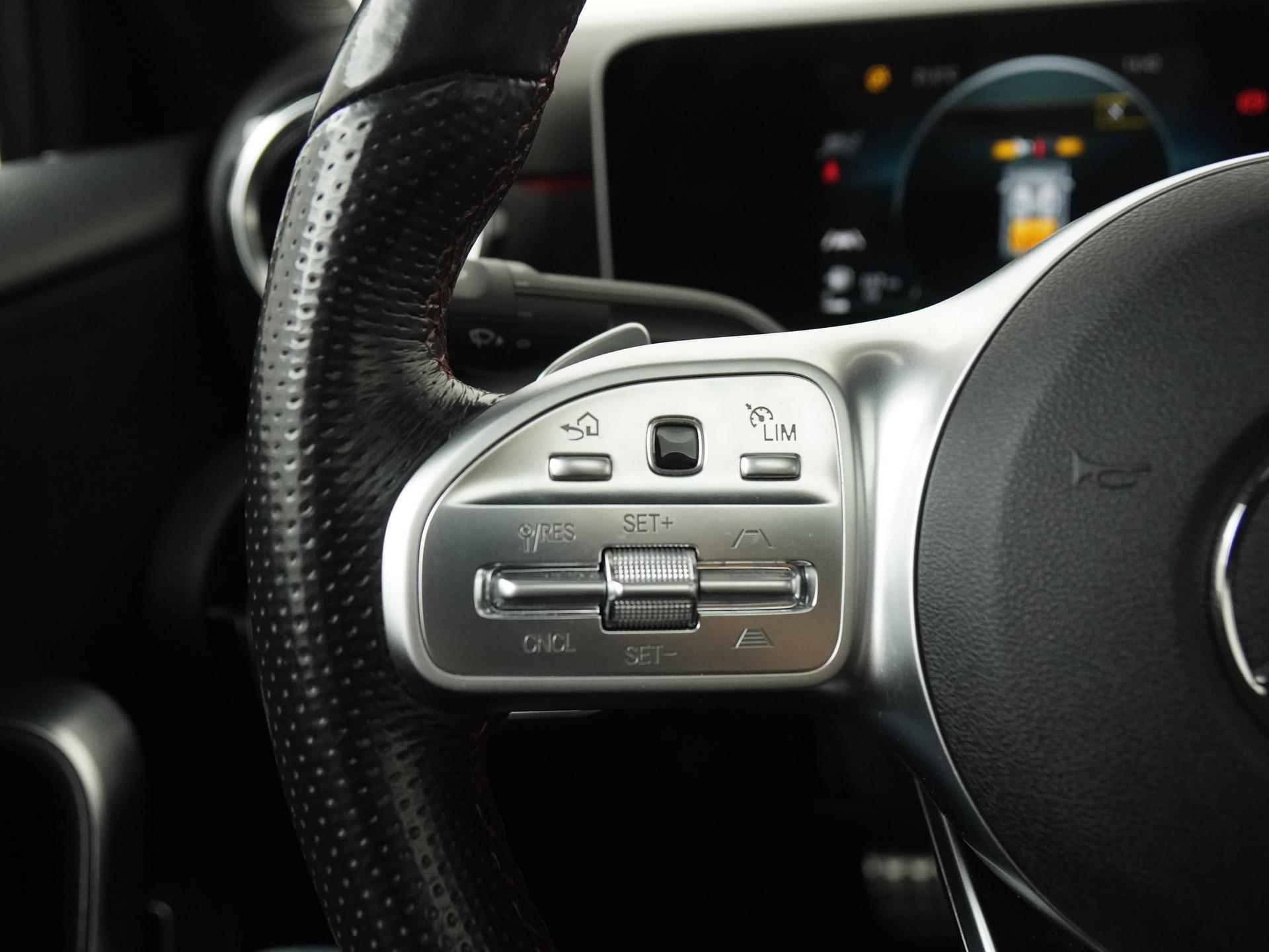 Mercedes-Benz A-Klasse 200 AMG Night | Panoramadak | Carplay | Camera | Adapt cruise |  Zondag Open! - 7/36