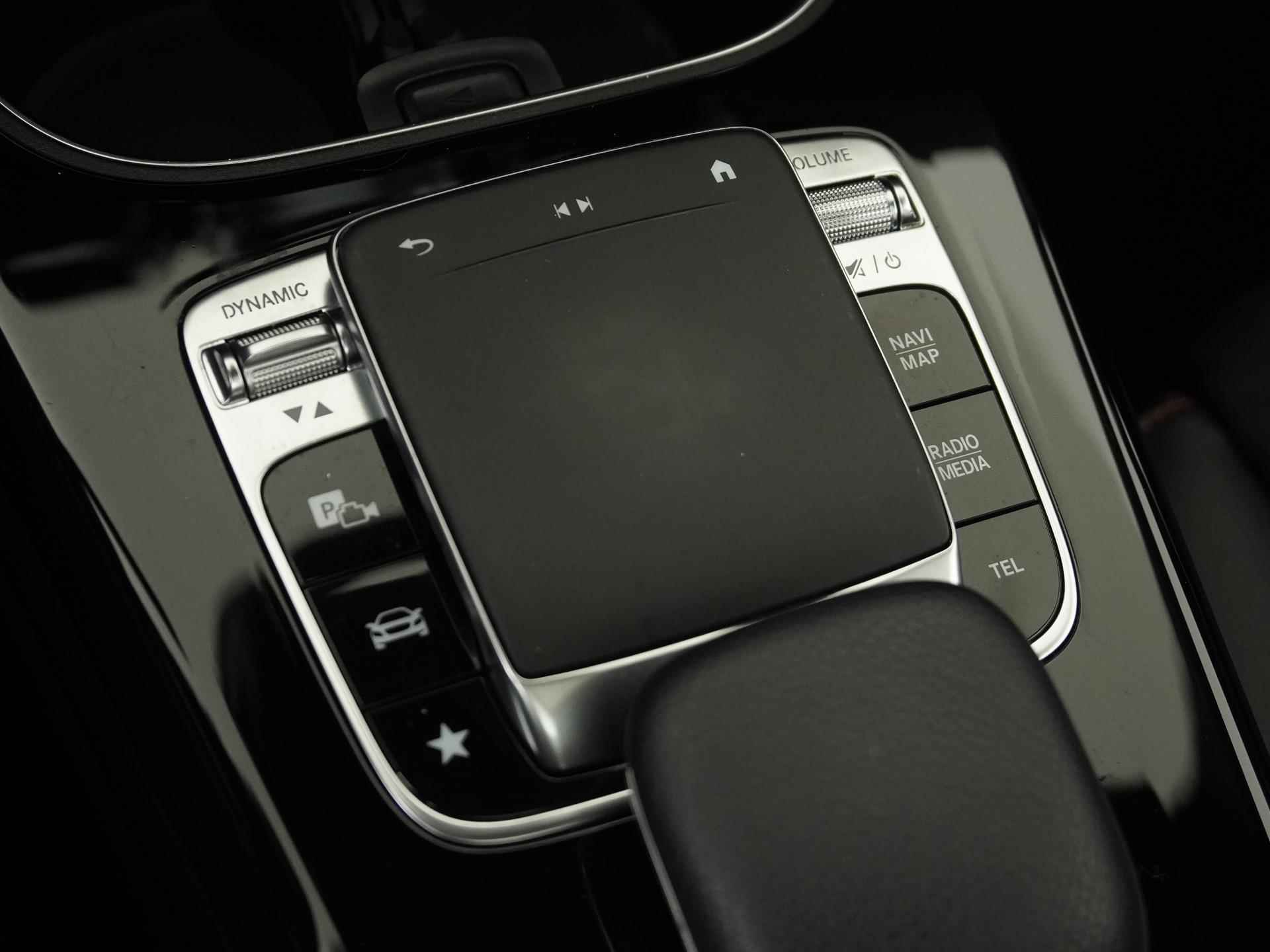 Mercedes-Benz A-Klasse 200 AMG Night | Panoramadak | Carplay | Camera | Adapt cruise |  Zondag Open! - 12/36