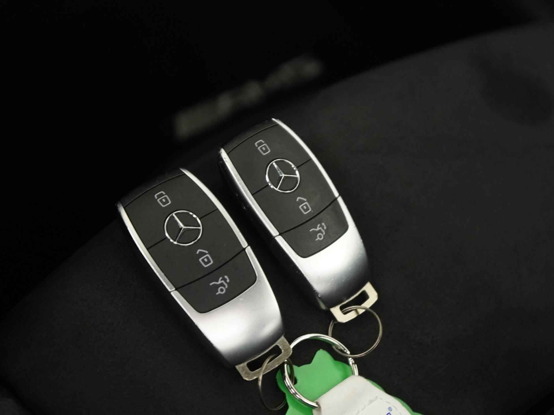 Mercedes-Benz A-Klasse 200 AMG Night | Panoramadak | Carplay | Camera | Adapt cruise |  Zondag Open! - 32/36