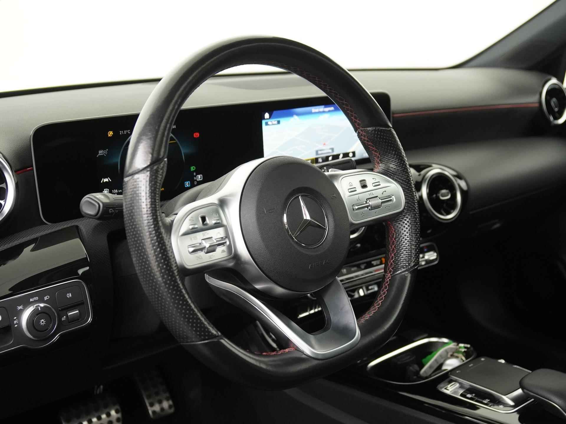Mercedes-Benz A-Klasse 200 AMG Night | Panoramadak | Carplay | Camera | Adapt cruise |  Zondag Open! - 33/36