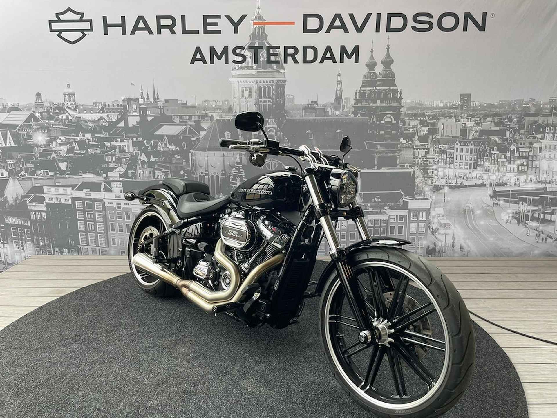 Harley-Davidson FXBR BREAKOUT - 3/8
