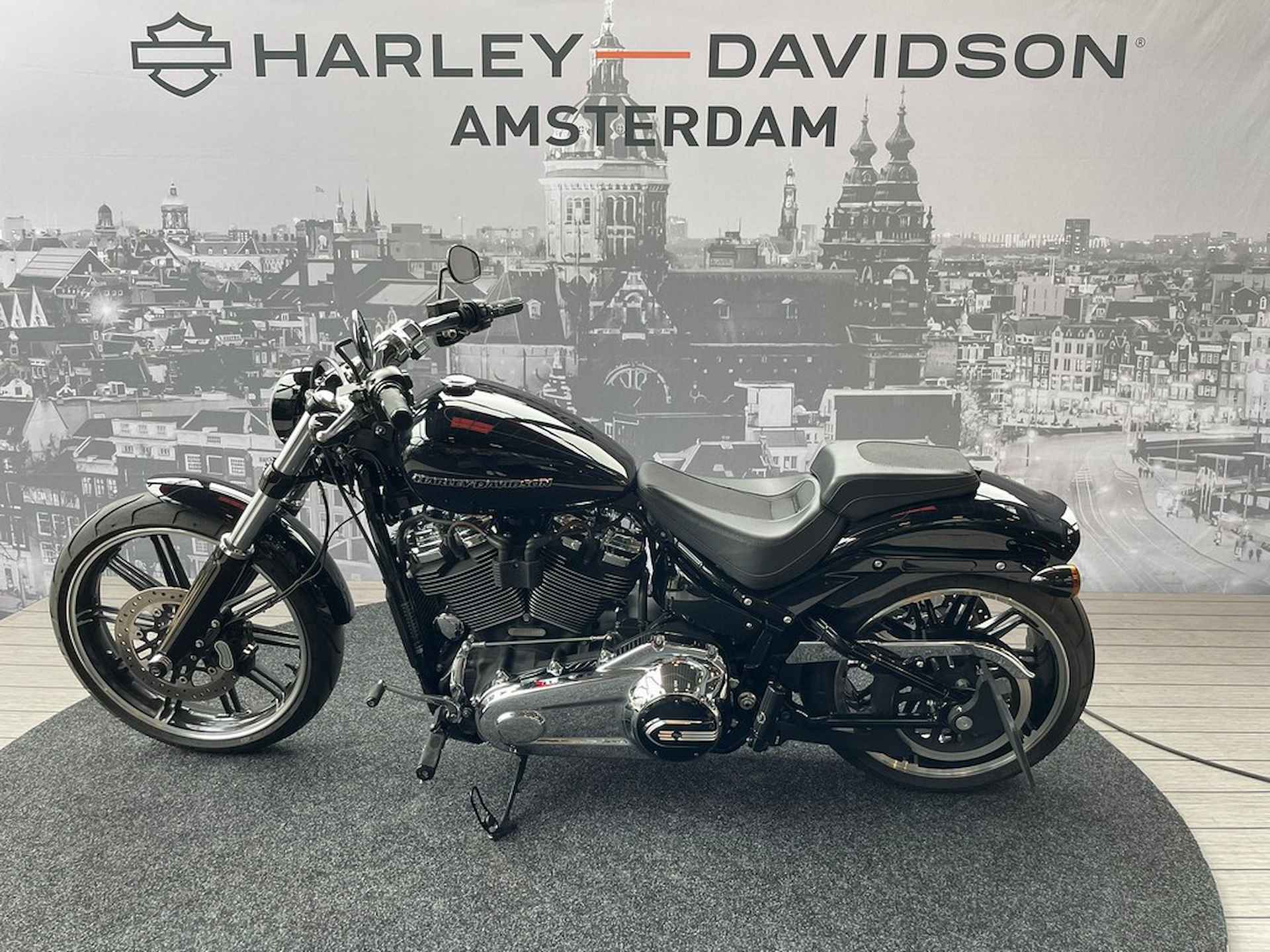 Harley-Davidson FXBR BREAKOUT - 4/8
