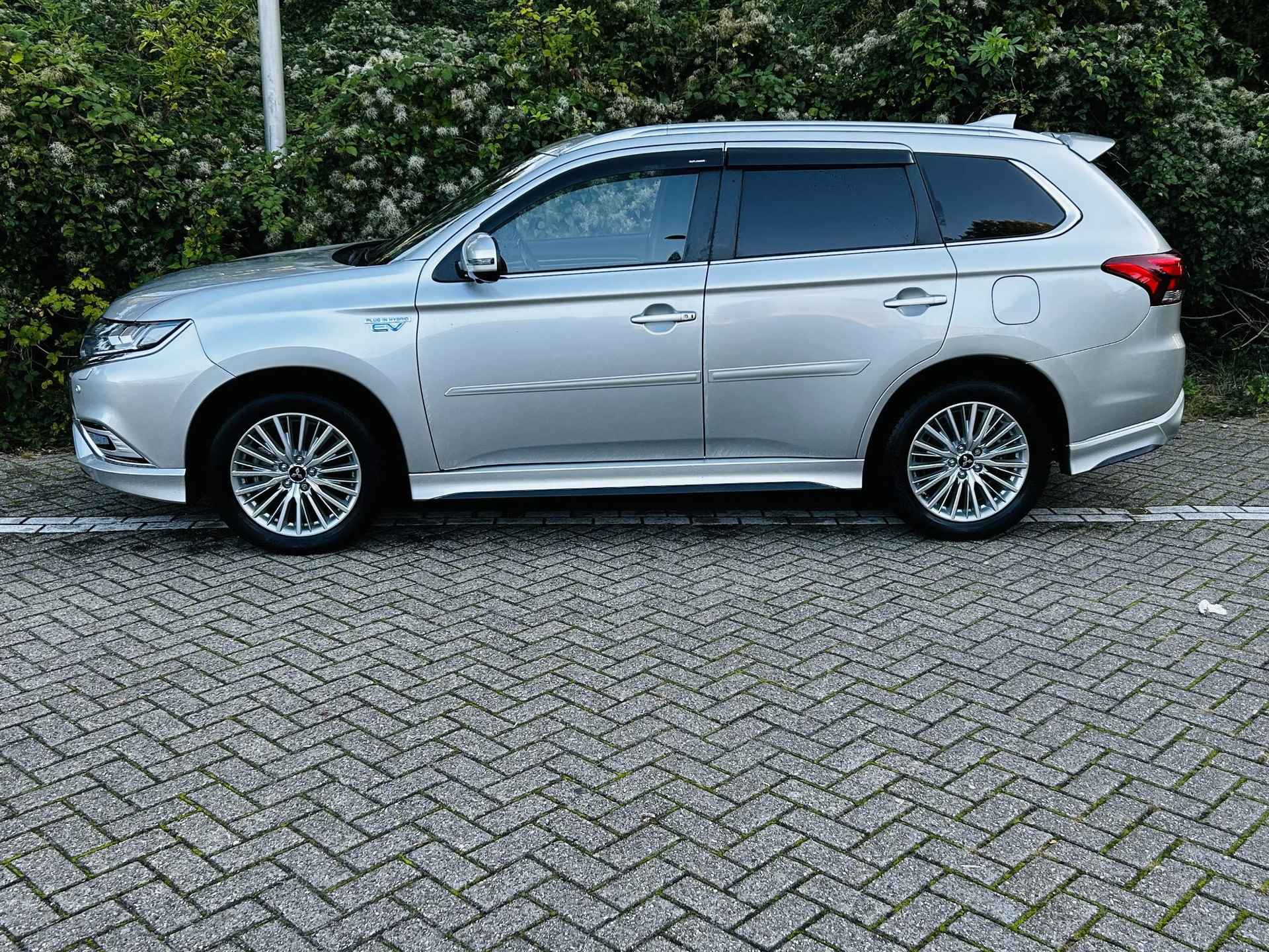 Mitsubishi Outlander 2.4 PHEV Instyle Gewoon de mooiste uitvoering , alle optie's , incl trekhaak - 2/38