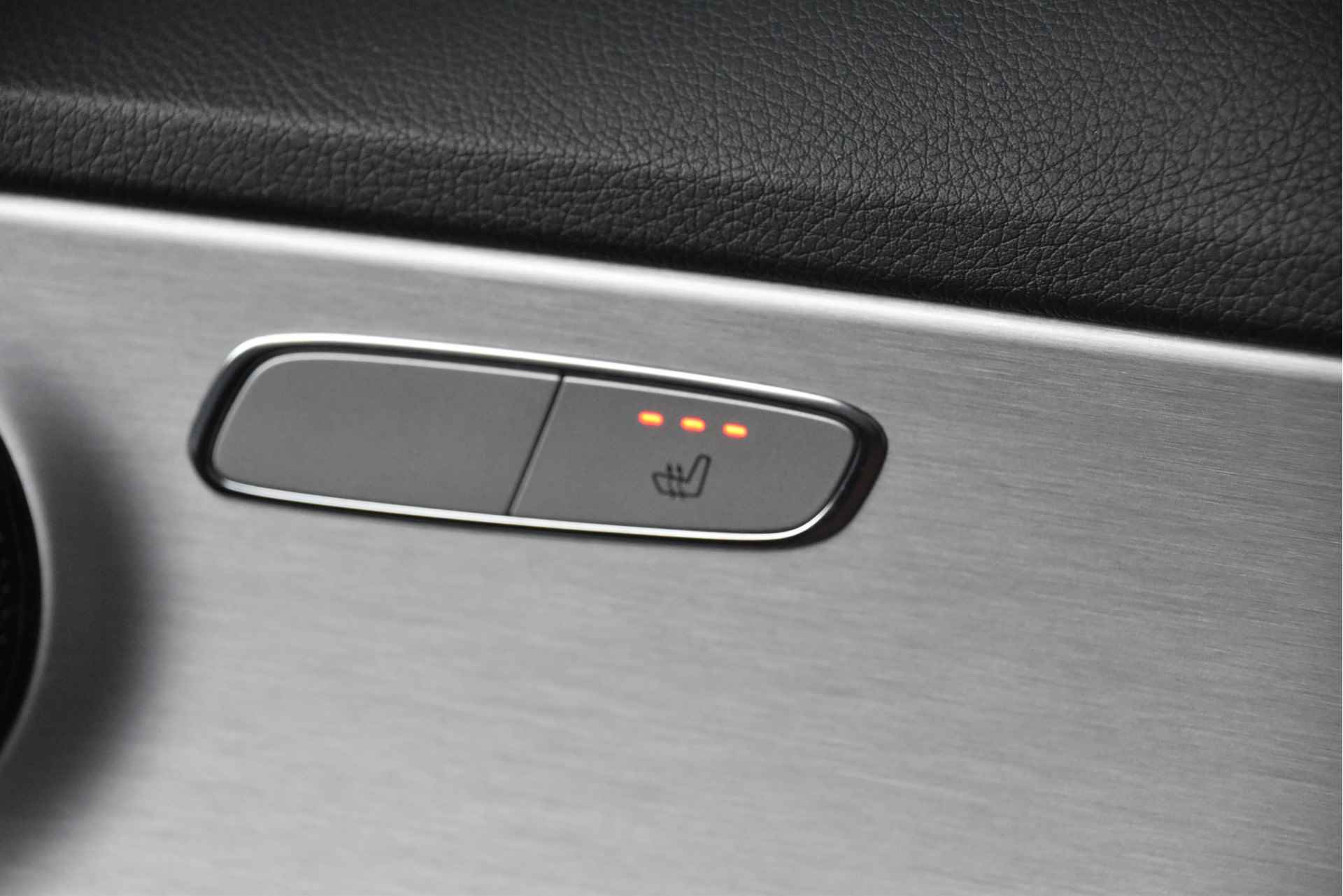 Mercedes-Benz C-Klasse Estate 180 Business Solution AMG | Panoramadak | Nightpakket | Trekhaak | DAB | - 18/19