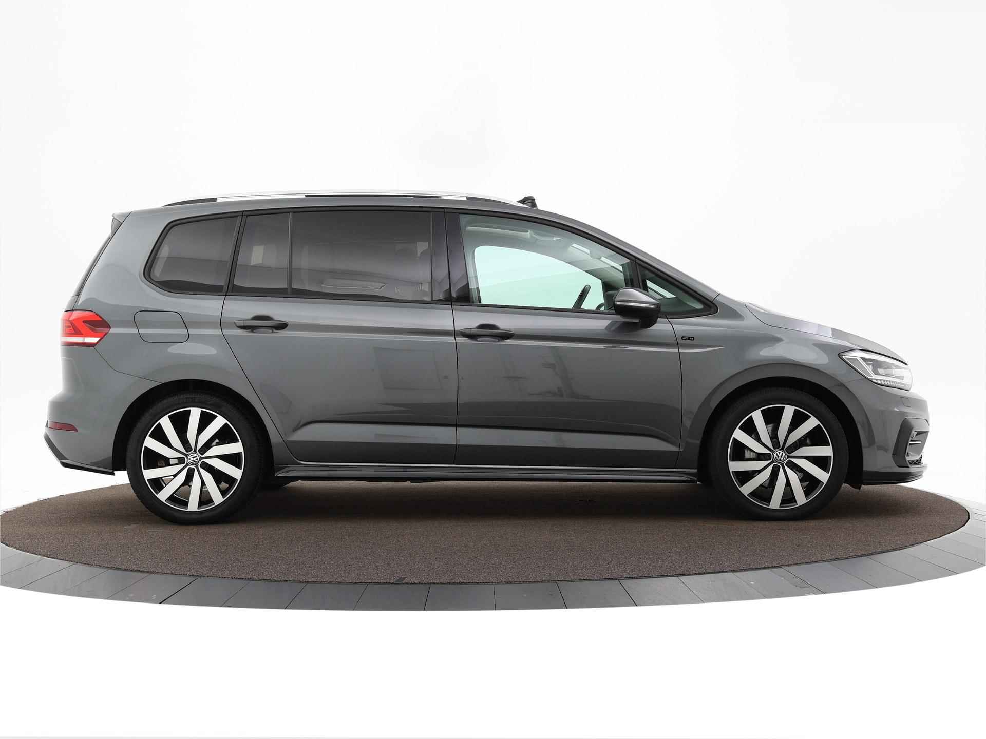 Volkswagen Touran 1.5 TSI 150pk DSG Highline 7p. · Panoramadak · Camera · Side Assist · Inklap Trekhaak · R-Line Exterieur · Keyless · Stoelverwarming · 18"Velgen · ACC · - 25/43