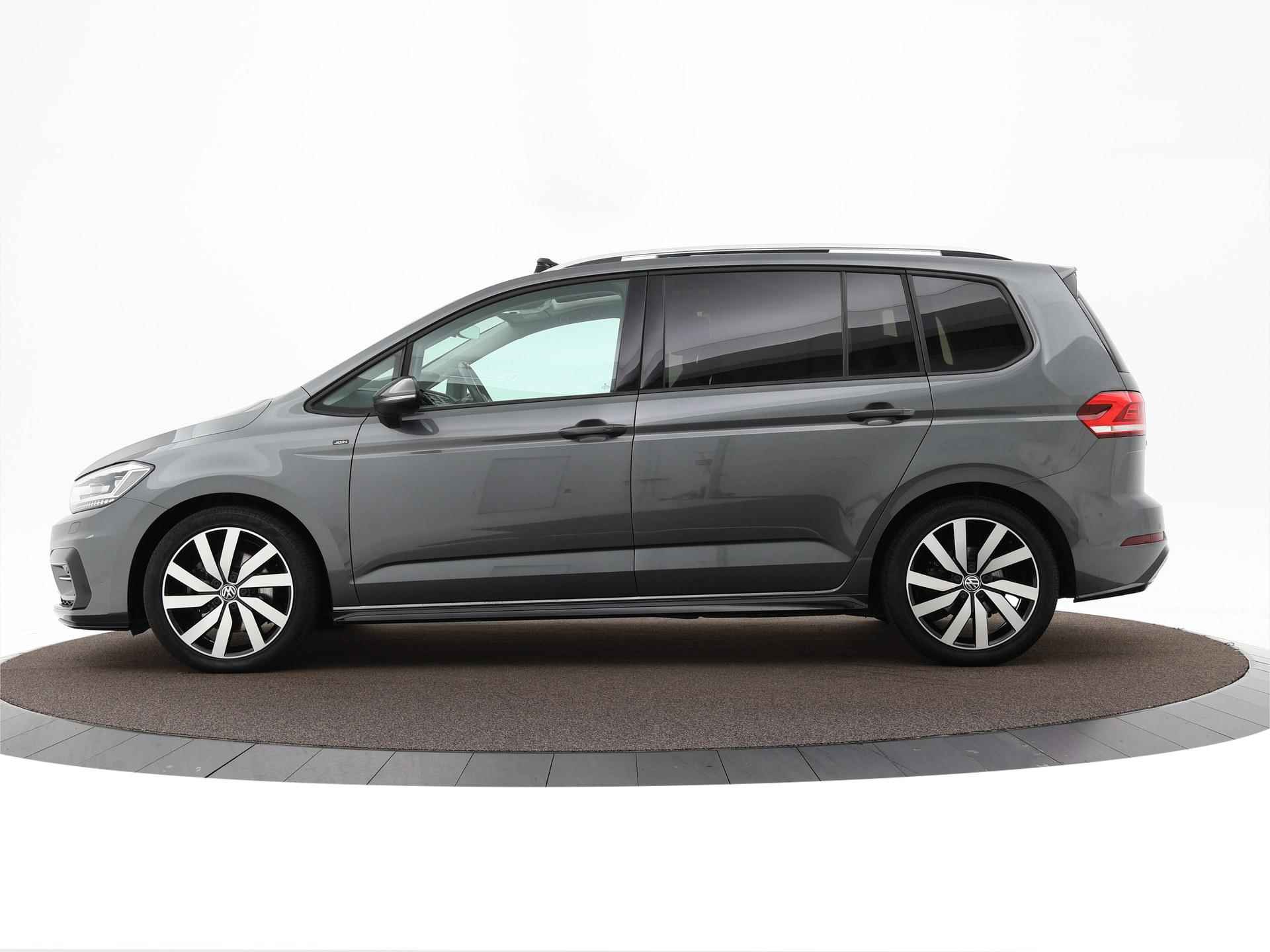 Volkswagen Touran 1.5 TSI 150pk DSG Highline 7p. · Panoramadak · Camera · Side Assist · Inklap Trekhaak · R-Line Exterieur · Keyless · Stoelverwarming · 18"Velgen · ACC · - 28/43