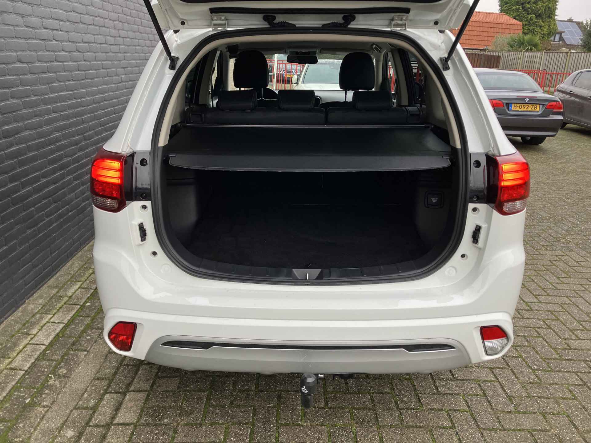 Mitsubishi Outlander 2.4 PHEV 225 pk Intense+ 4WD AUT. | dealer onderhouden | navigatie | trekhaak | leder/alcantara | camera - 22/37