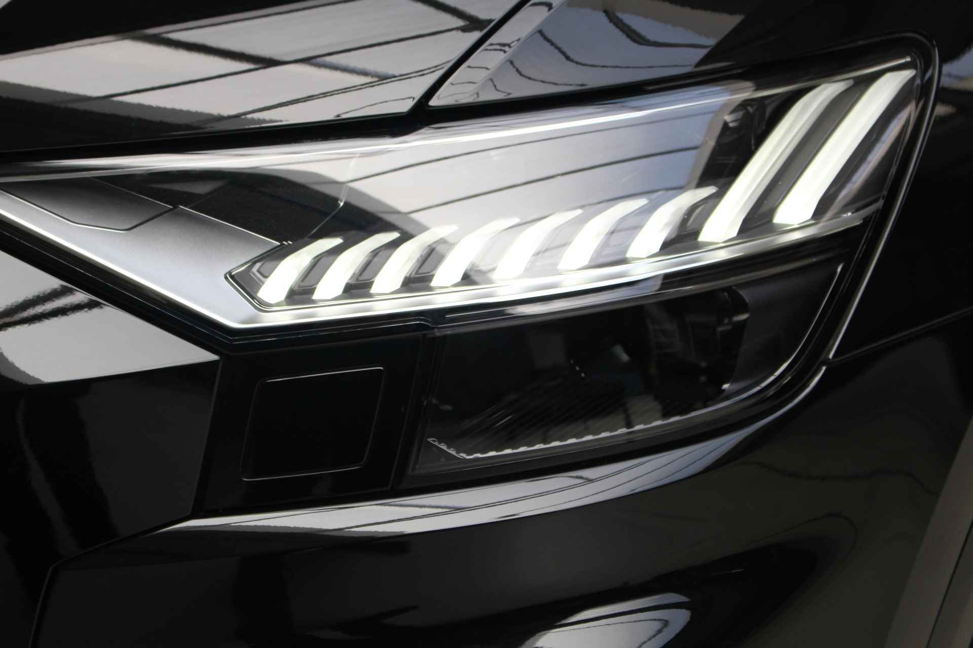 Audi Q8 55 TFSI S-Line Black Optic Panoramadak | HUD | Trekhaak | Matrix Led | Leder Valcona . - 13/29