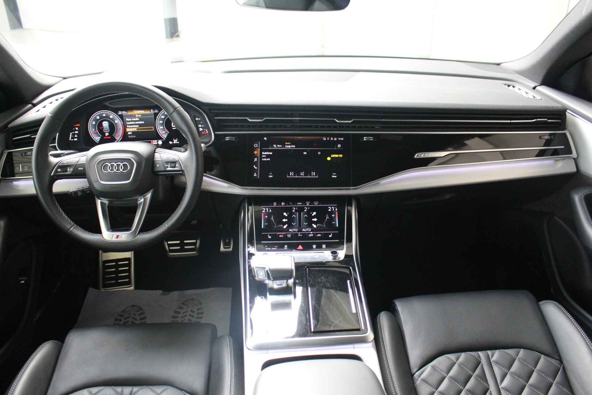 Audi Q8 55 TFSI S-Line Black Optic Panoramadak | HUD | Trekhaak | Matrix Led | Leder Valcona . - 16/29