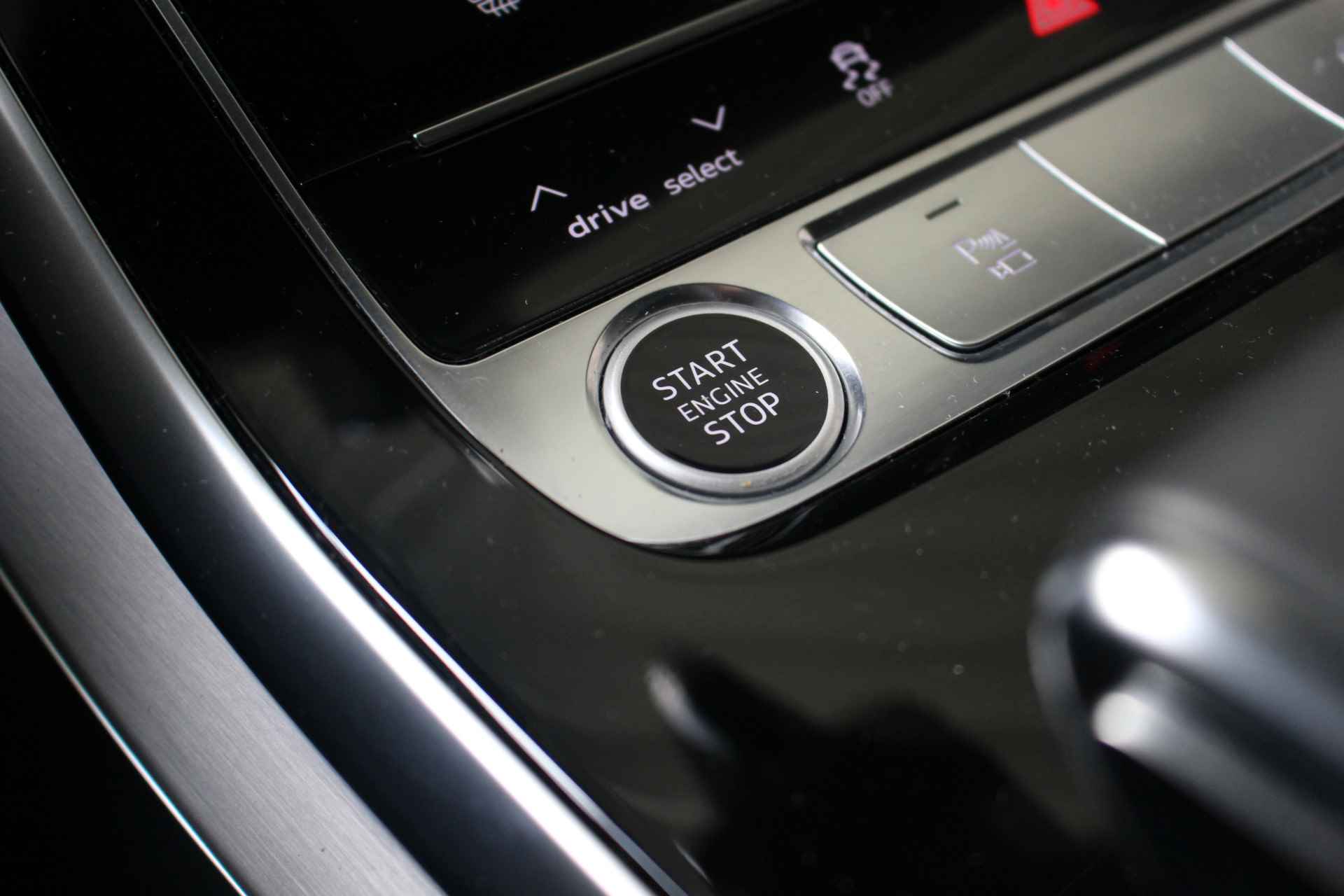 Audi Q8 55 TFSI S-Line Black Optic Panoramadak | HUD | Trekhaak | Matrix Led | Leder Valcona . - 27/29