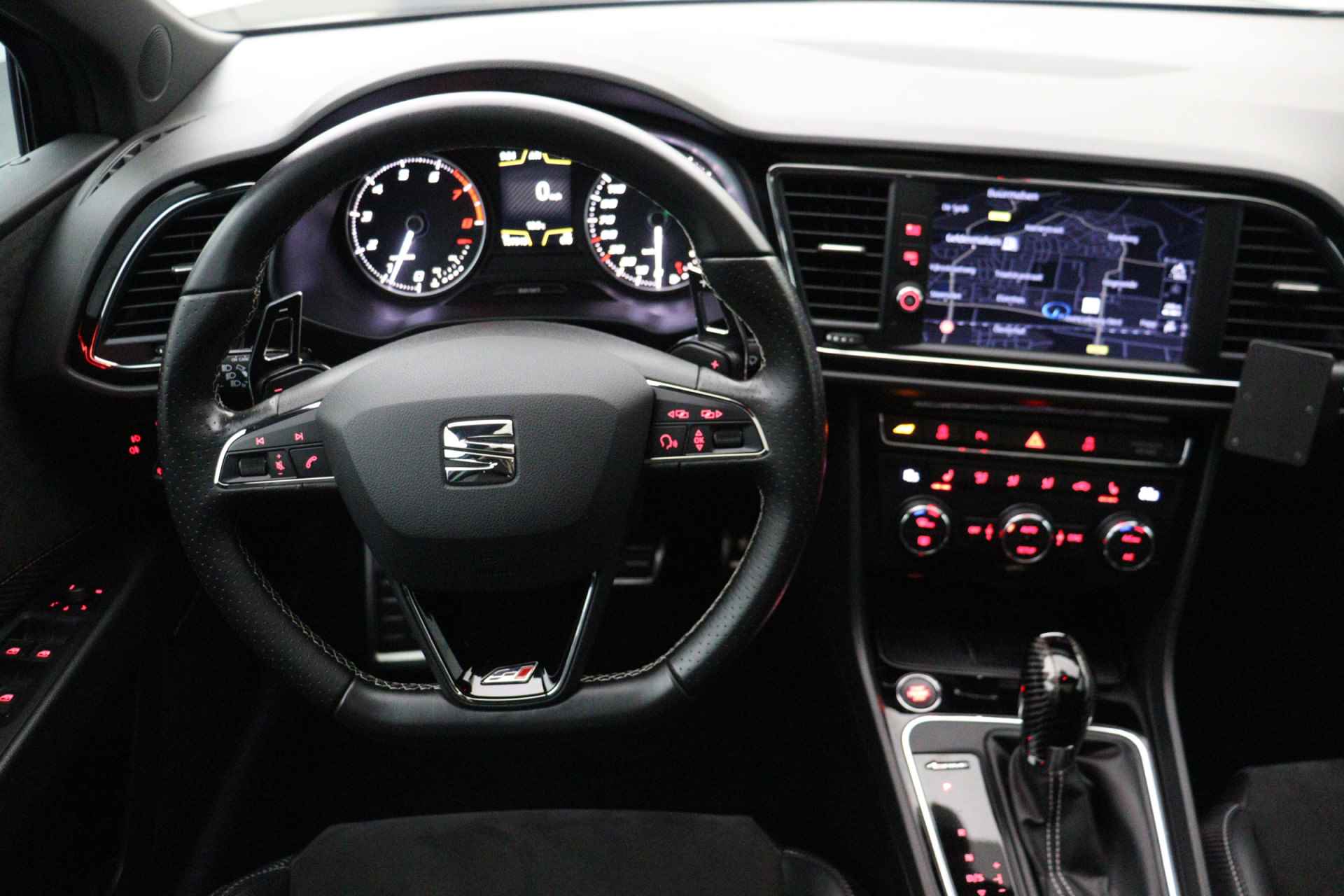 SEAT León ST 2.0 TSI CUPRA 300 | Panoramadak | Camera | Apple carplay | Leder/alcantara | LED - 17/35