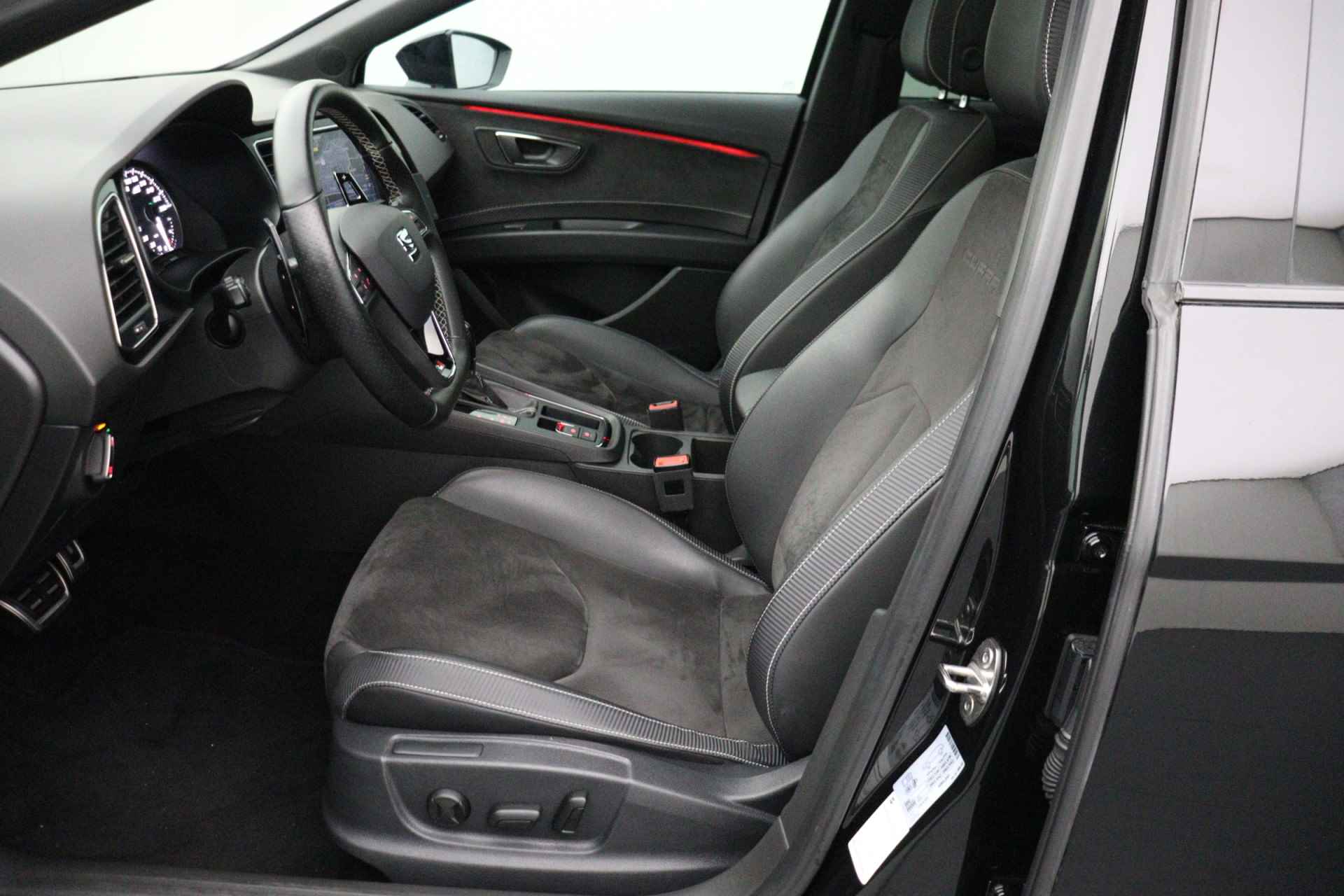 SEAT León ST 2.0 TSI CUPRA 300 | Panoramadak | Camera | Apple carplay | Leder/alcantara | LED - 32/35