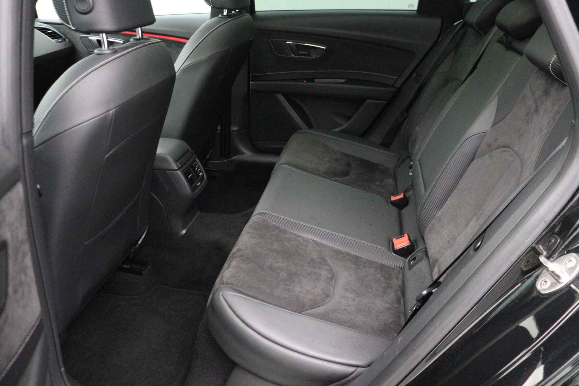 SEAT León ST 2.0 TSI CUPRA 300 | Panoramadak | Camera | Apple carplay | Leder/alcantara | LED - 33/35