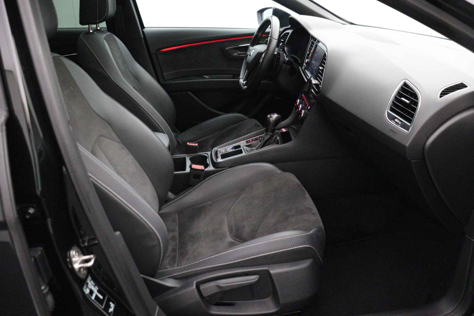 SEAT León ST 2.0 TSI CUPRA 300 | Panoramadak | Camera | Apple carplay | Leder/alcantara | LED - 35/35
