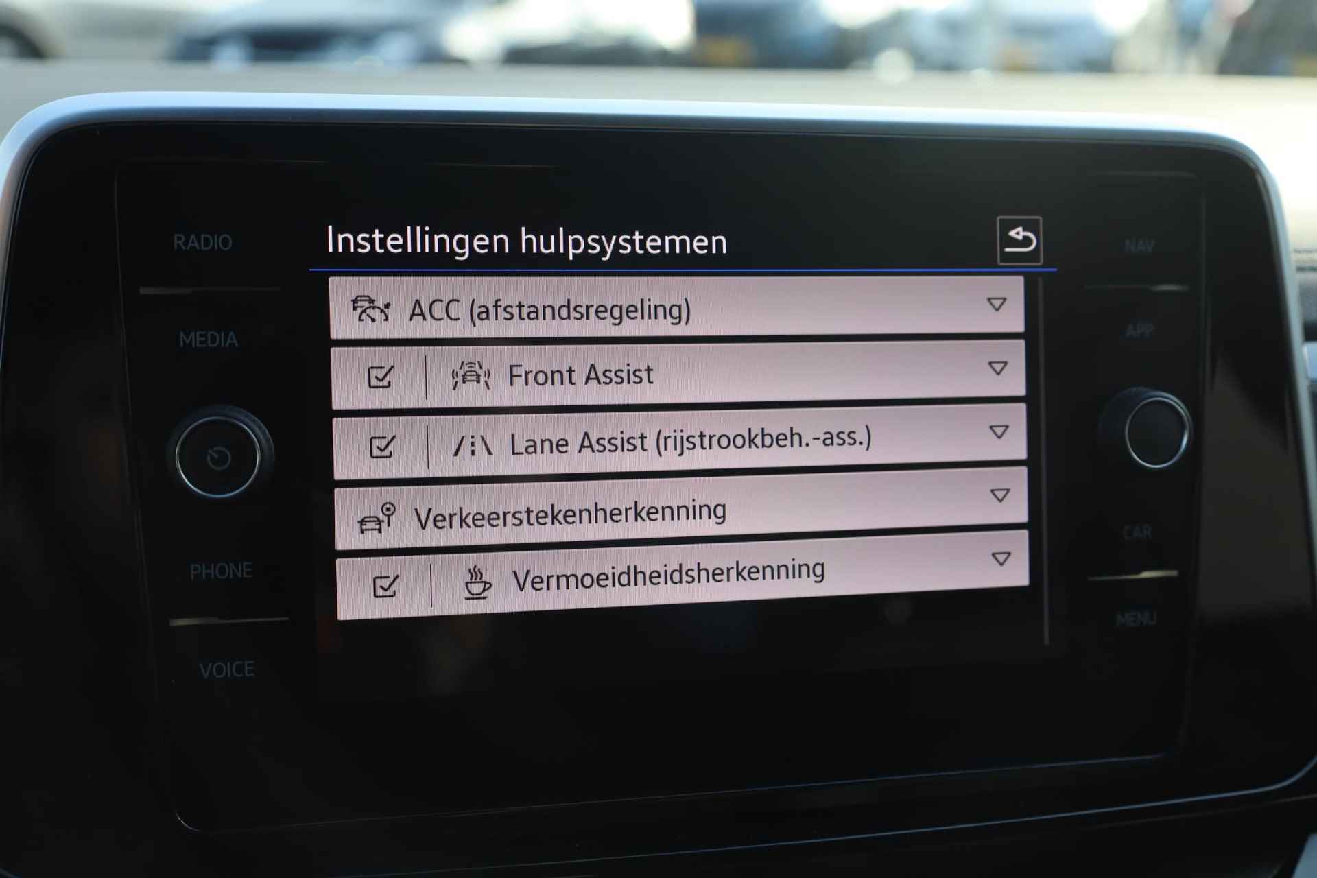 Volkswagen T-Roc 1.5 TSI R-Line 150PK / 110kW DSG, Digital cockpit, R-Line in- en exterieur, achteruitrijcamera, navigatie, spiegel pakket, park assist, light assist, LED plus, adaptieve cruise control (acc), licht & regensensor, climatronic, draadloos Apple Carplay / Android Auto, sport comfort stoelen, ambiente verlichting, 17" 'Valencia' LMV - 24/36