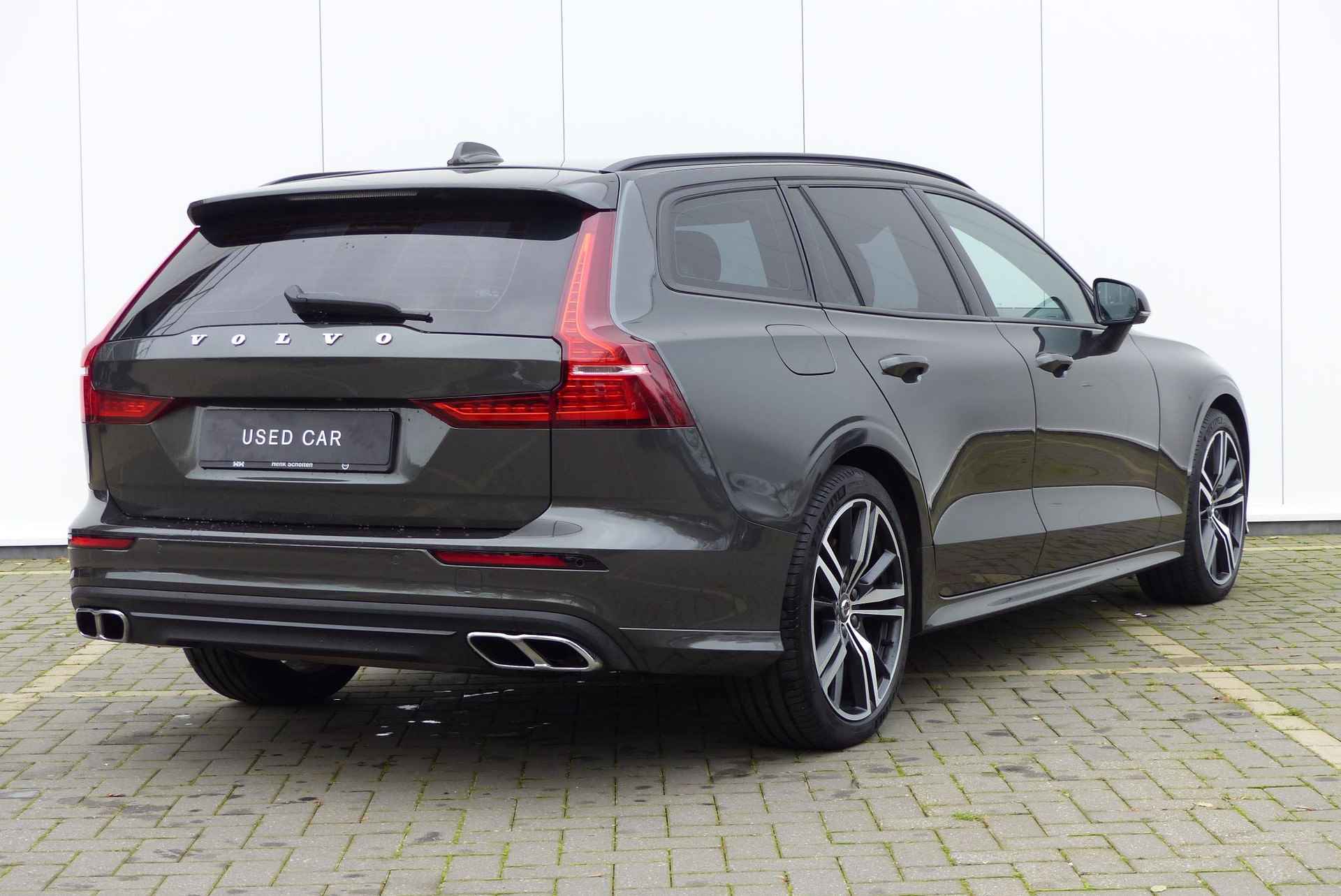 Volvo V60 B3 163PK Momentum Advantage Adaptive Cruise & Pilot Assist, Lederen Bekleding, Verwarmbare voorstoelen & Stuurwiel, Parkeercamera, Apple CarPlay&Android Auto, Bumper Styling Kit, - 2/22