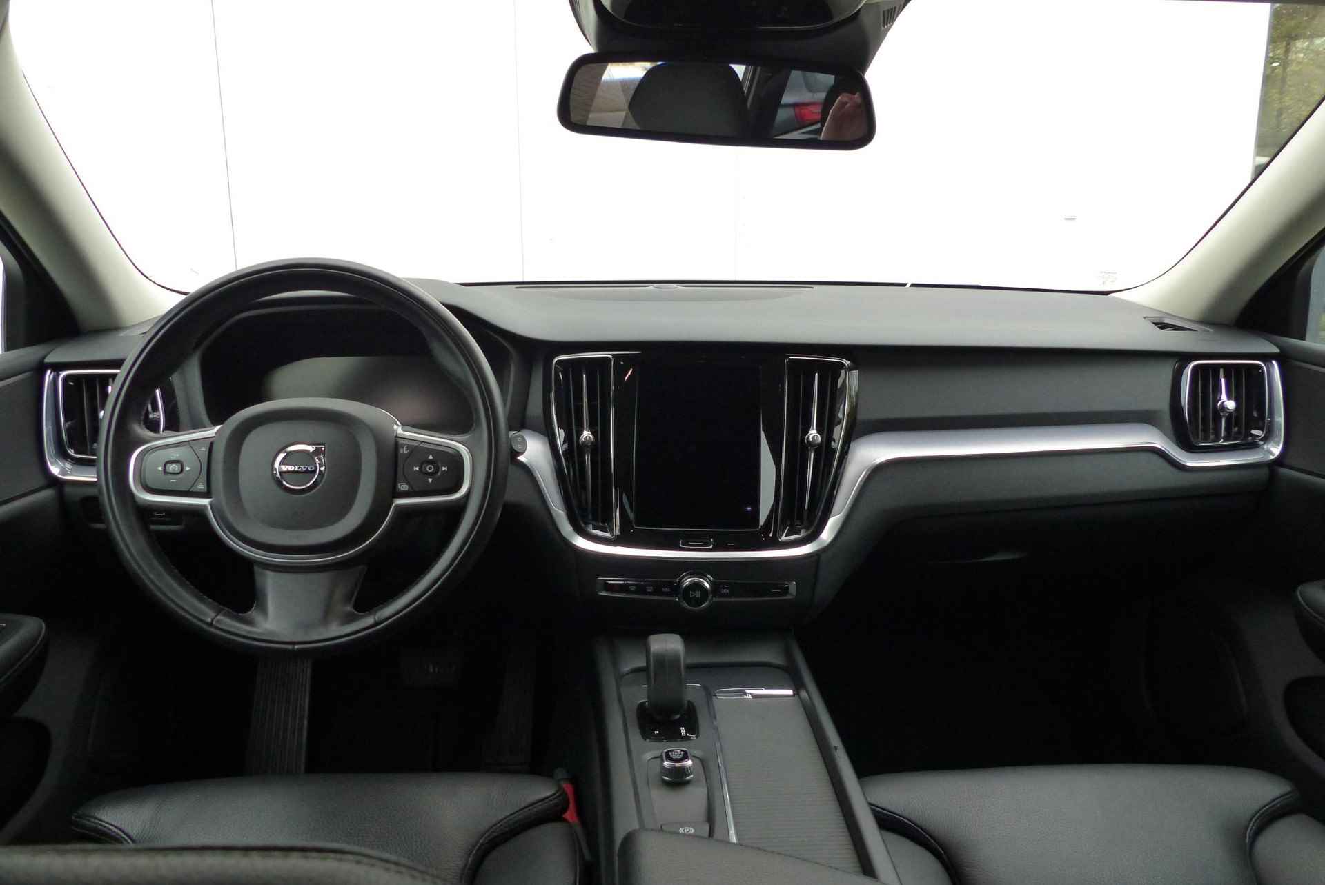 Volvo V60 B3 163PK Momentum Advantage Adaptive Cruise & Pilot Assist, Lederen Bekleding, Verwarmbare voorstoelen & Stuurwiel, Parkeercamera, Apple CarPlay&Android Auto, Bumper Styling Kit, - 4/22