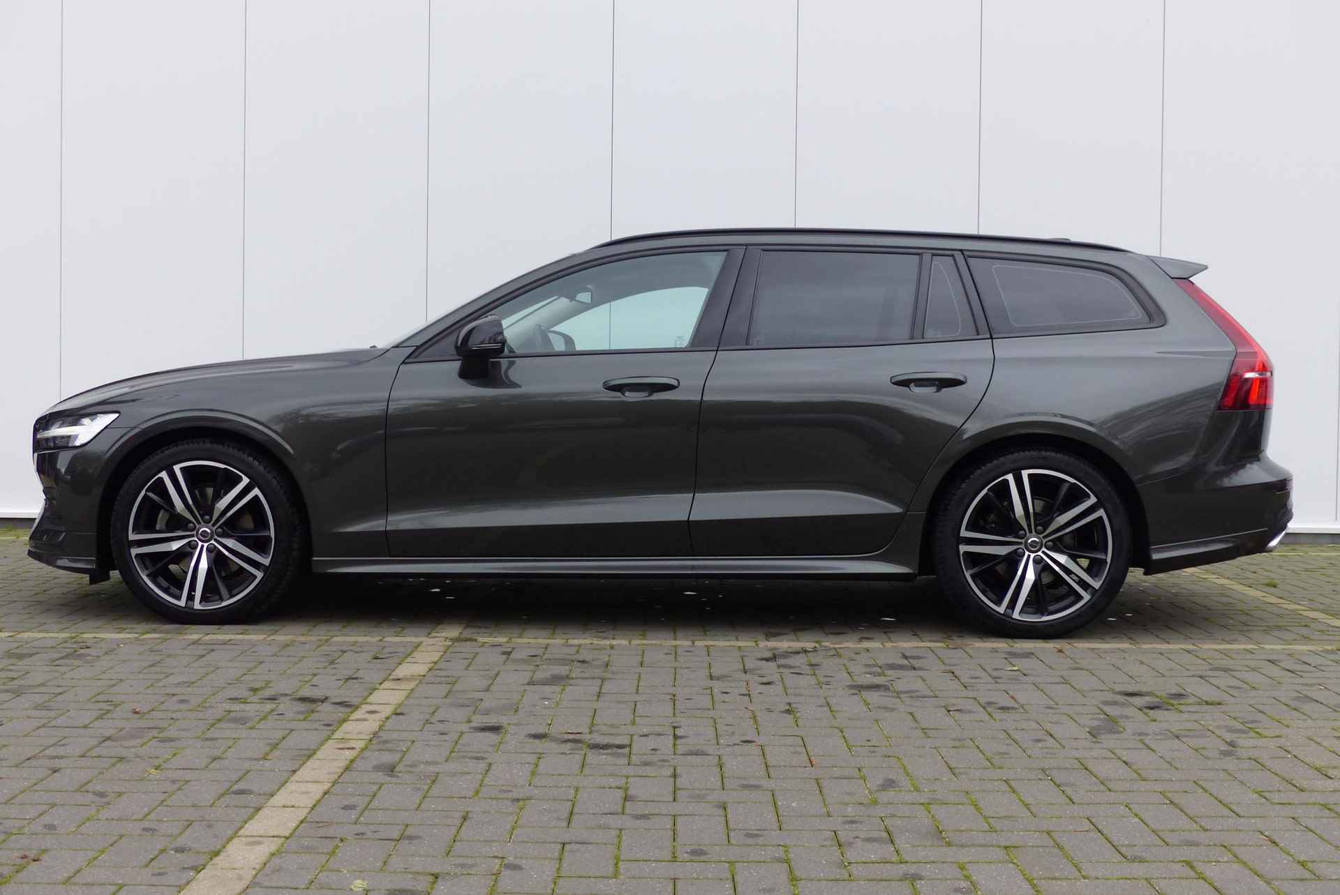 Volvo V60 B3 163PK Momentum Advantage Adaptive Cruise & Pilot Assist, Lederen Bekleding, Verwarmbare voorstoelen & Stuurwiel, Parkeercamera, Apple CarPlay&Android Auto, Bumper Styling Kit, - 8/22