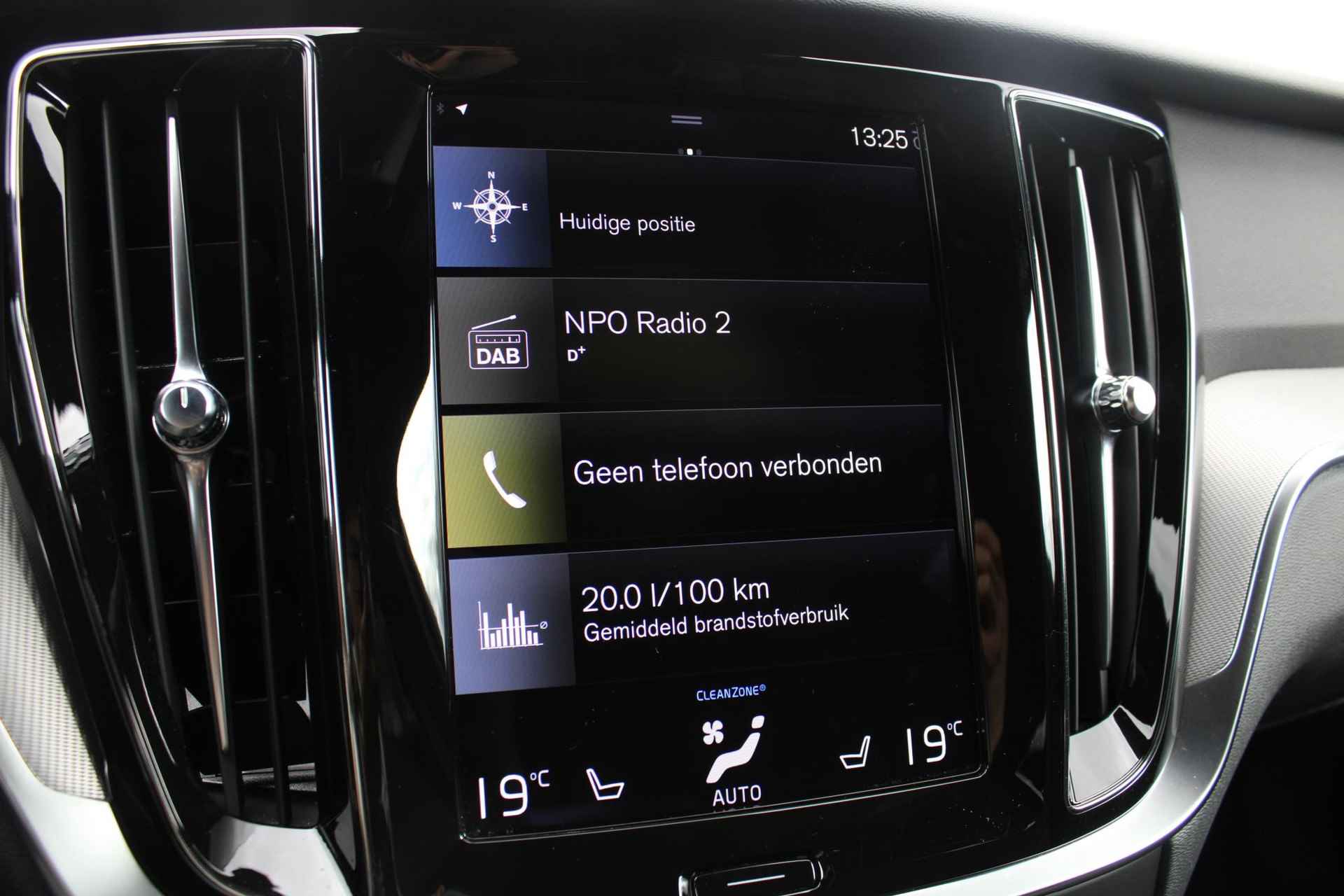 Volvo V60 T6 AUT8 350PK Recharge AWD R-Design, Long Range 75 km, Adaptieve Cruise Control met Pilot Assist, Elektrische voorstoelen met geheugen, Verwarmbare voorstoelen, Park Assist voor + achter, Parkeercamera, Alarmklasse III, Apple CarPlay/Android Auto, Semi-elektrische trekhaak, 19'' Lichtmetalen wielen - 36/62