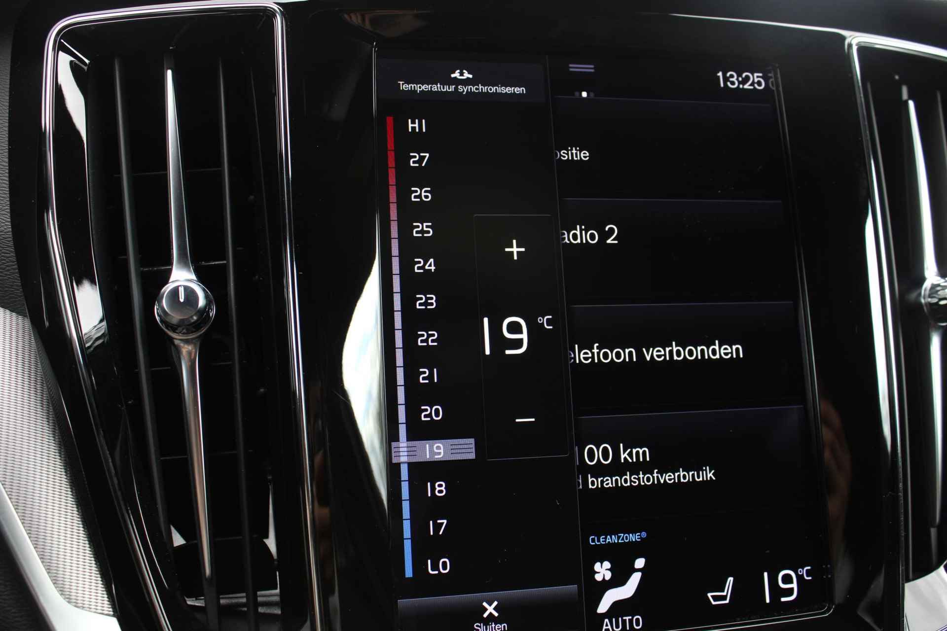 Volvo V60 T6 AUT8 350PK Recharge AWD R-Design, Long Range 75 km, Adaptieve Cruise Control met Pilot Assist, Elektrische voorstoelen met geheugen, Verwarmbare voorstoelen, Park Assist voor + achter, Parkeercamera, Alarmklasse III, Apple CarPlay/Android Auto, Semi-elektrische trekhaak, 19'' Lichtmetalen wielen - 45/62