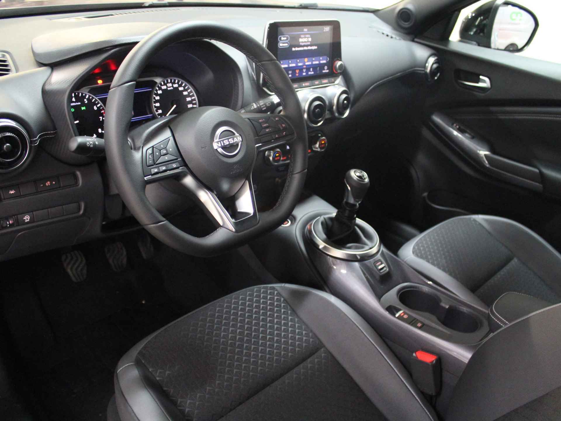 Nissan Juke 1.0 DIG-T N-Design / Navigatie / 19" LM velgen / Apple Carplay & Android Auto / Climate control / Camera / Bluetooth / Keyless / Cruise / - 26/50