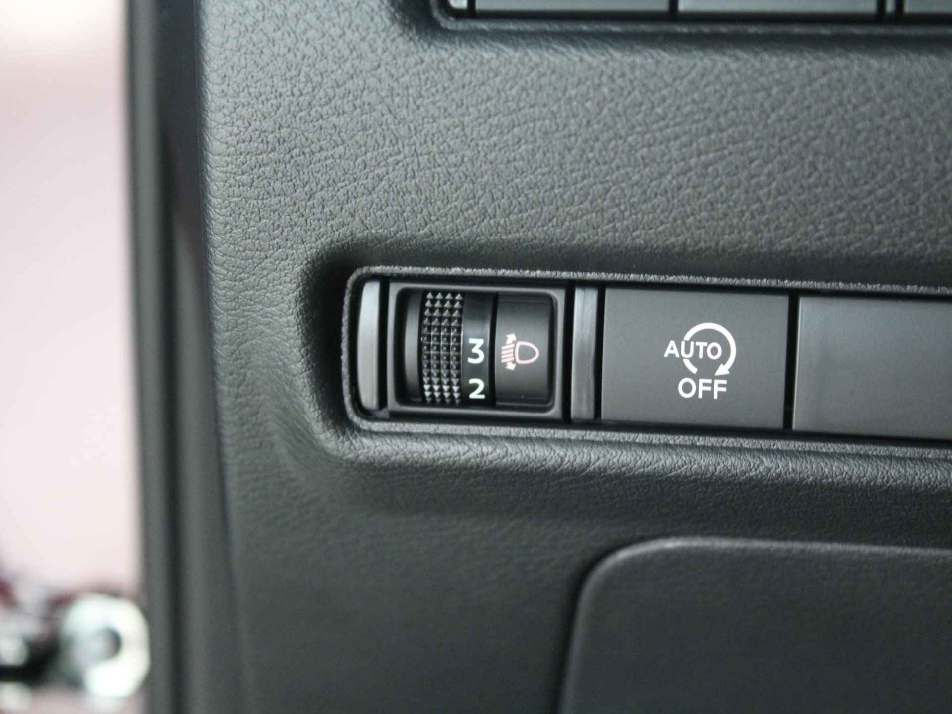 Nissan Juke 1.0 DIG-T N-Design / Navigatie / 19" LM velgen / Apple Carplay & Android Auto / Climate control / Camera / Bluetooth / Keyless / Cruise / - 48/50