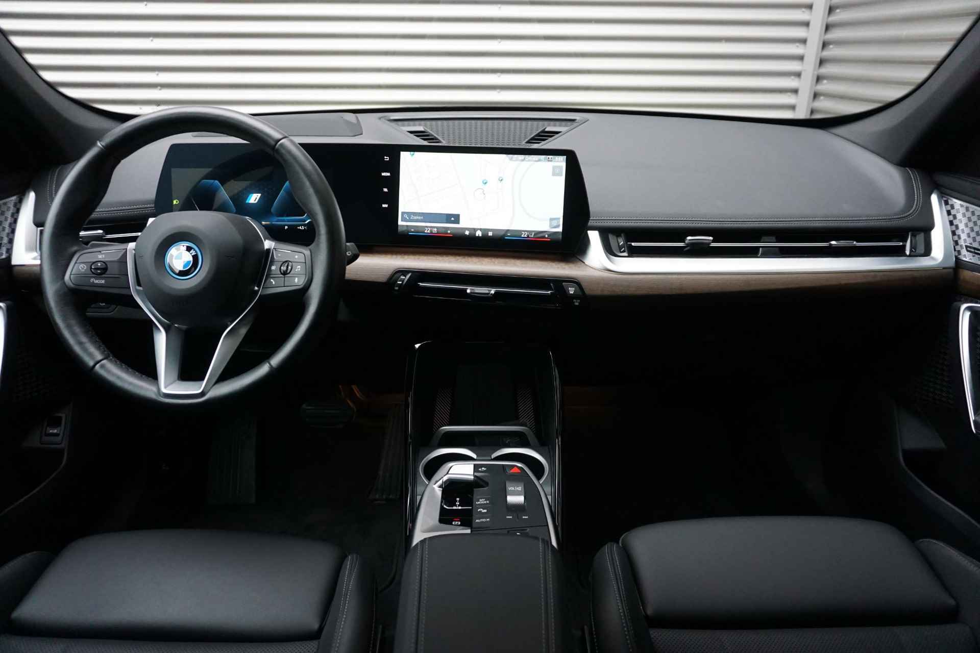 BMW iX1 xDrive30 67 kWh x-Line | Trekhaak | Comfort Access | Driving Assistant | Head-Up Display | 18inch LMV - 9/37