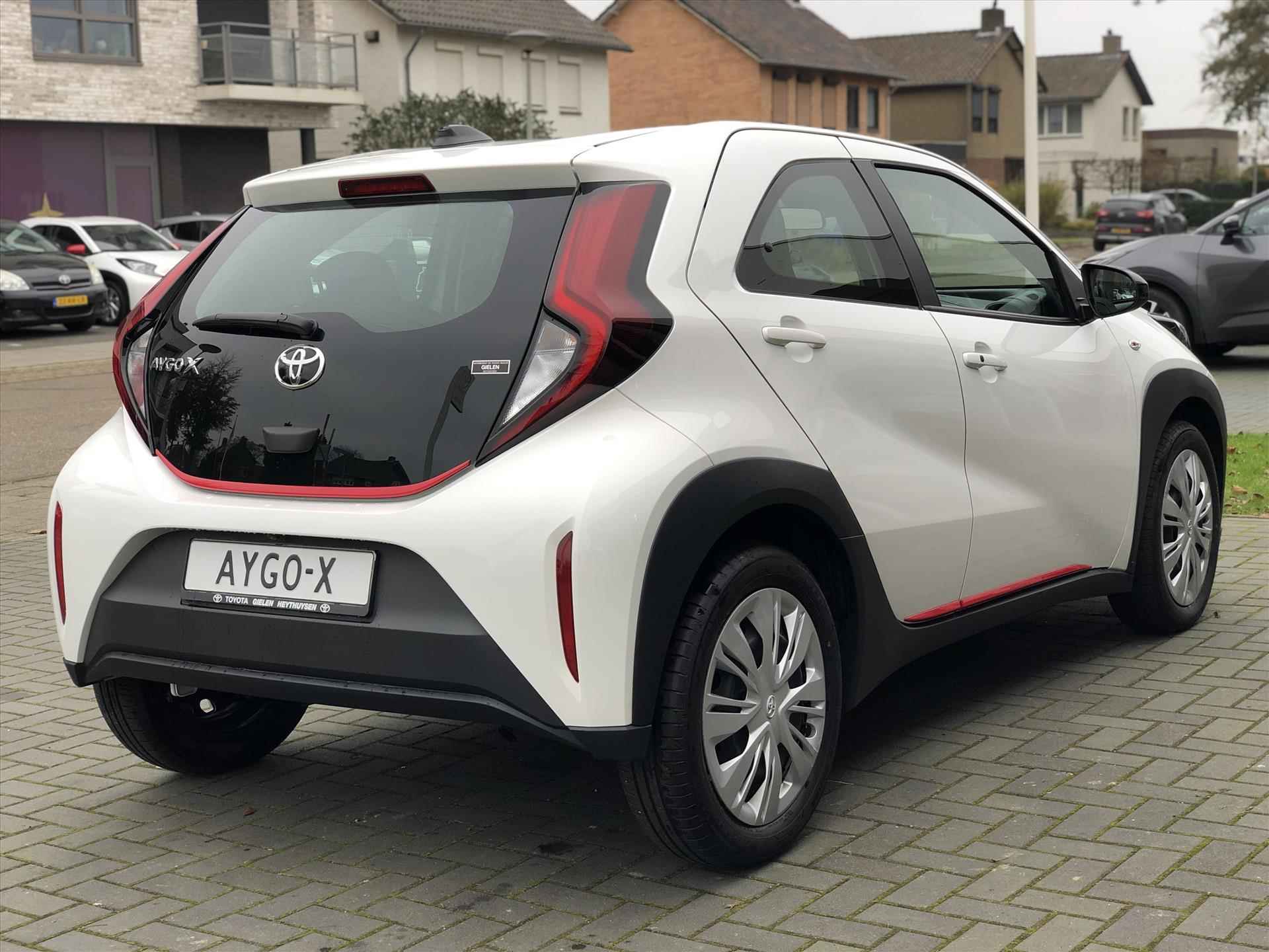 Toyota Aygo X 1.0 VVT-i Play Plus | Apple CarPlay/Android auto, Parkeercamera, Climate control, Stoelverwarming, Keyless - 3/35