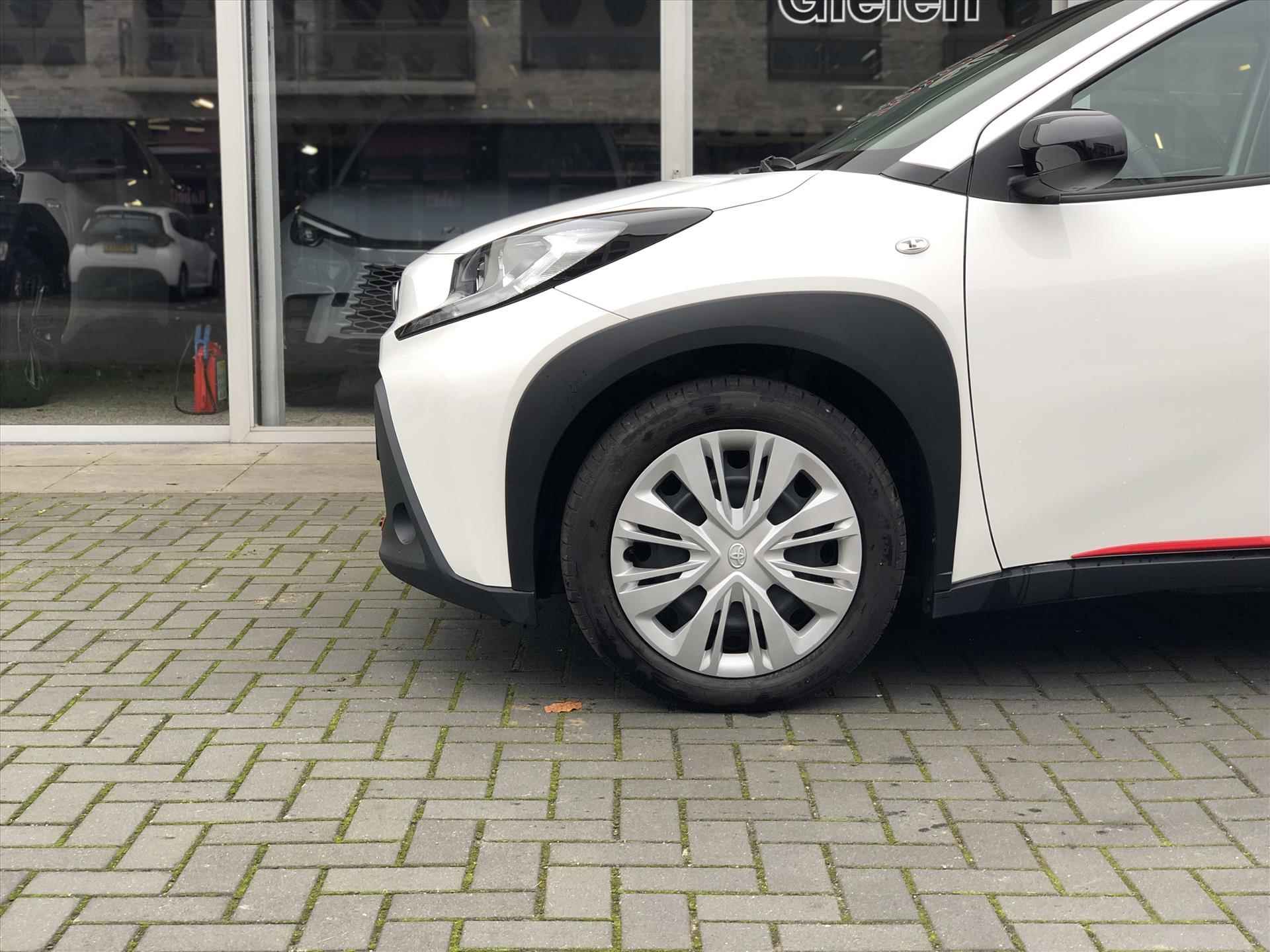 Toyota Aygo X 1.0 VVT-i Play Plus | Apple CarPlay/Android auto, Parkeercamera, Climate control, Stoelverwarming, Keyless - 9/35