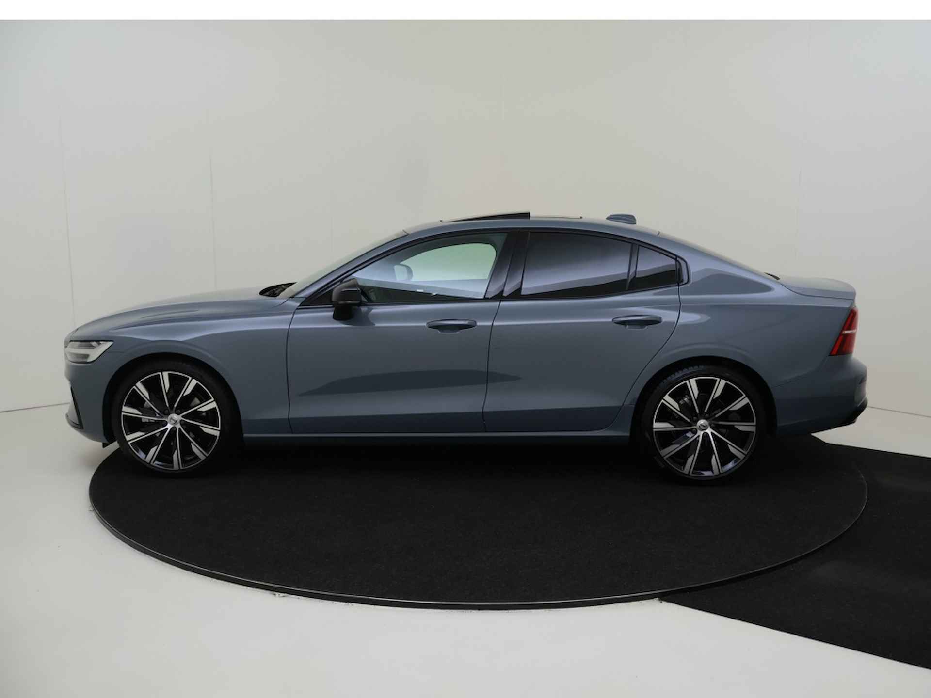 Volvo S60 B4 Plus Dark | Panoramadak | Apple CarPlay | Dodehoekdetecti - 2/34