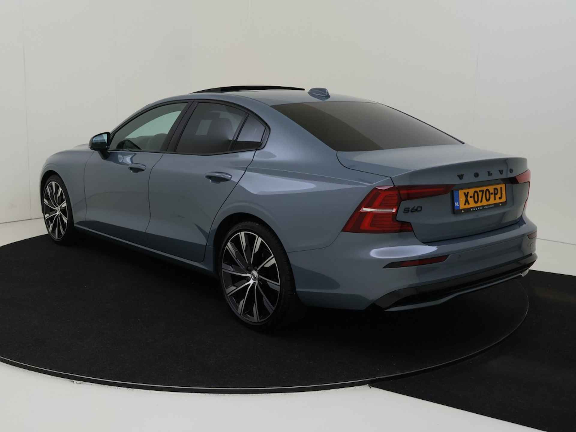 Volvo S60 B4 Plus Dark | Panoramadak | Apple CarPlay | Dodehoekdetecti - 4/34