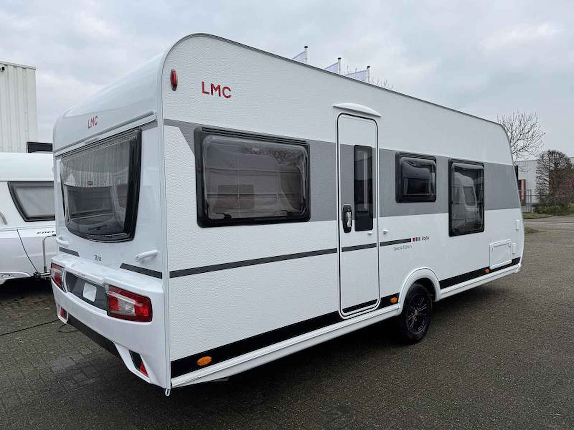 LMC Style Special 450 D met queensbed - 3/19