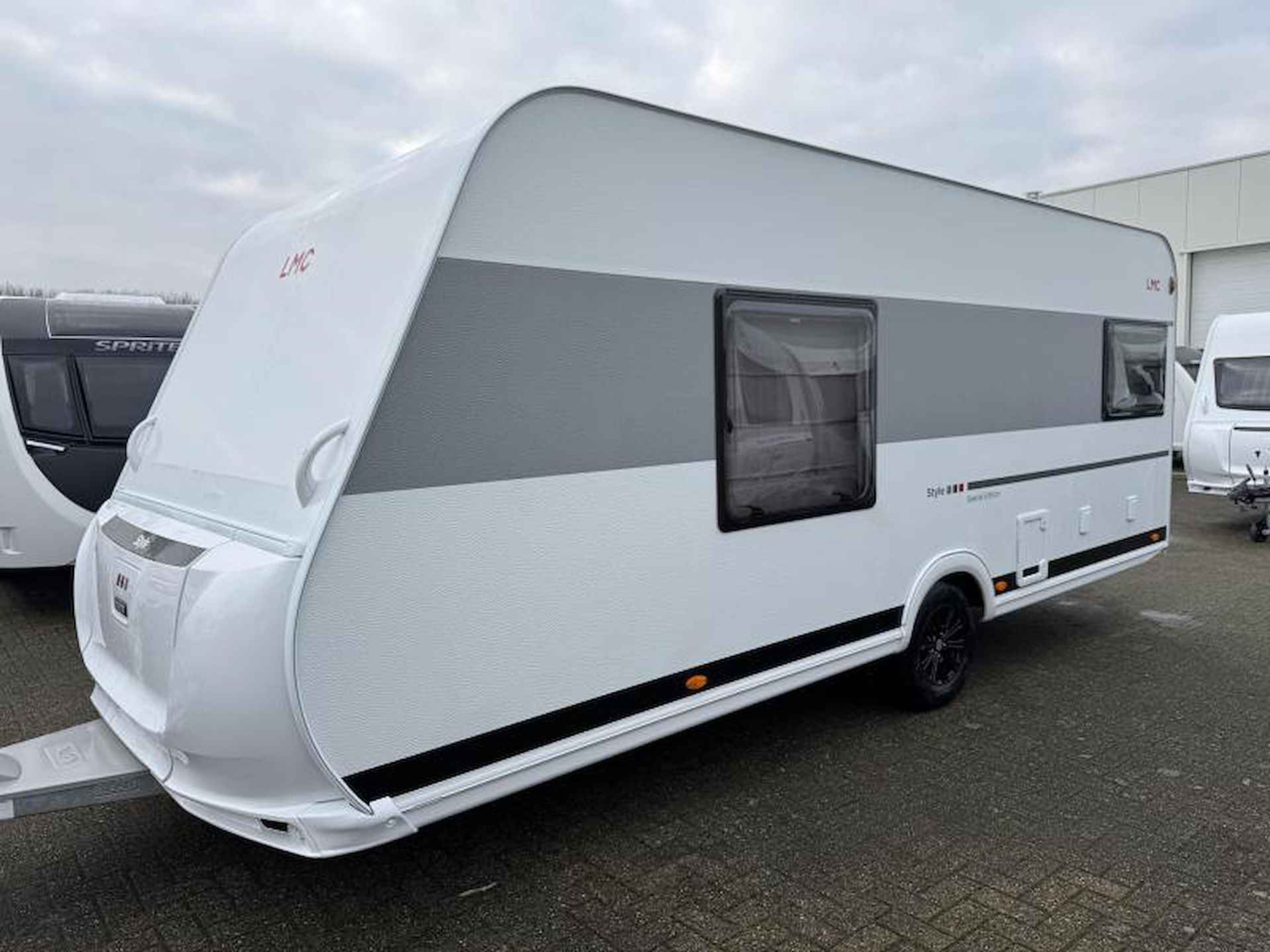 LMC Style Special 450 D met queensbed - 5/19