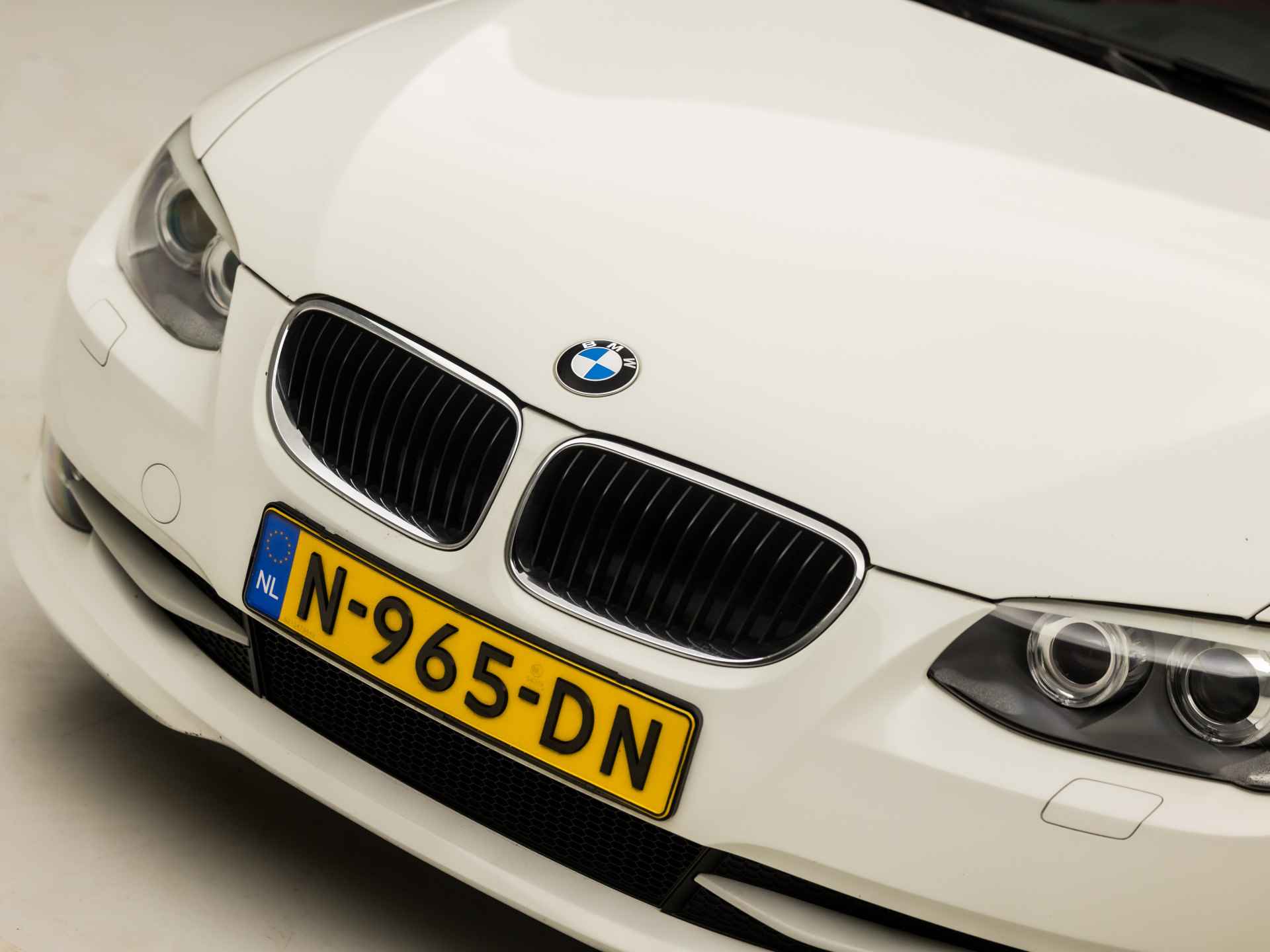 BMW 3 Serie 320i 2.0 Sportline 164Pk Automaat (NAVIGATIE, CLIMATE, LEDER, STOELVERWARMING, MEMORY SEATS, PARKEERSENSOREN, XENON, CRUISE, BLUETOOTH, NIEUWE APK, NIEUWSTAAT) - 28/32