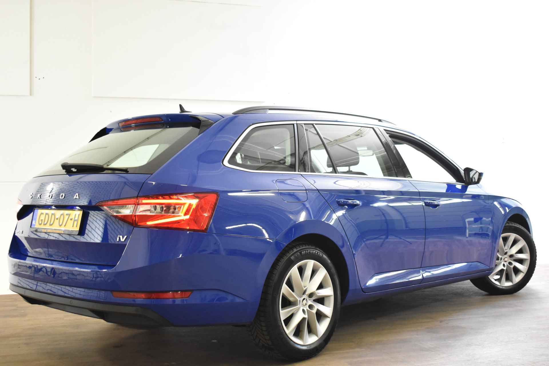 Škoda Superb Combi iV 218PK DSG HYBRID BUSINESS NAVI/PDC/CARPLAY - 3/38