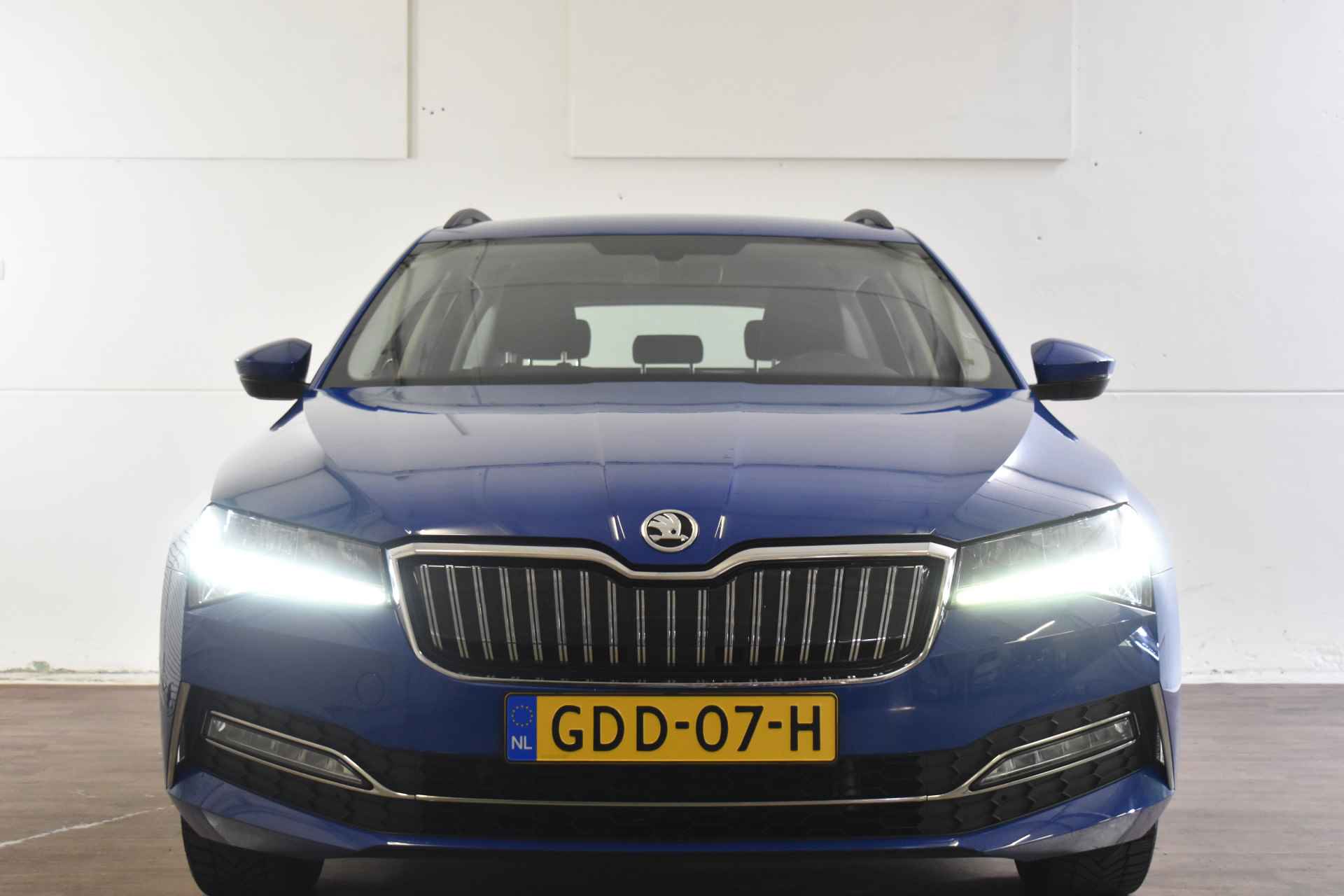 Škoda Superb Combi iV 218PK DSG HYBRID BUSINESS NAVI/PDC/CARPLAY - 6/38