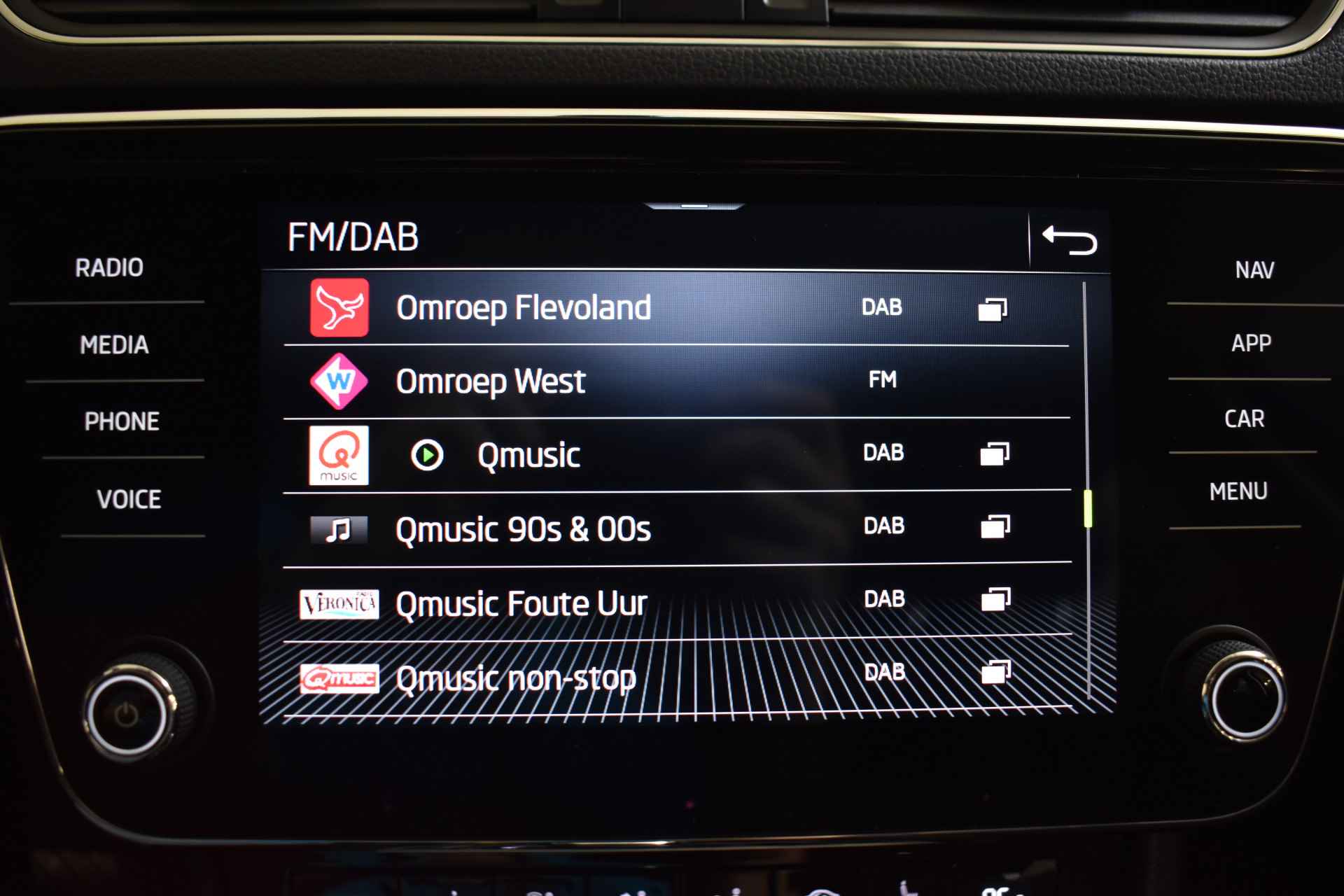 Škoda Superb Combi iV 218PK DSG HYBRID BUSINESS NAVI/PDC/CARPLAY - 29/38