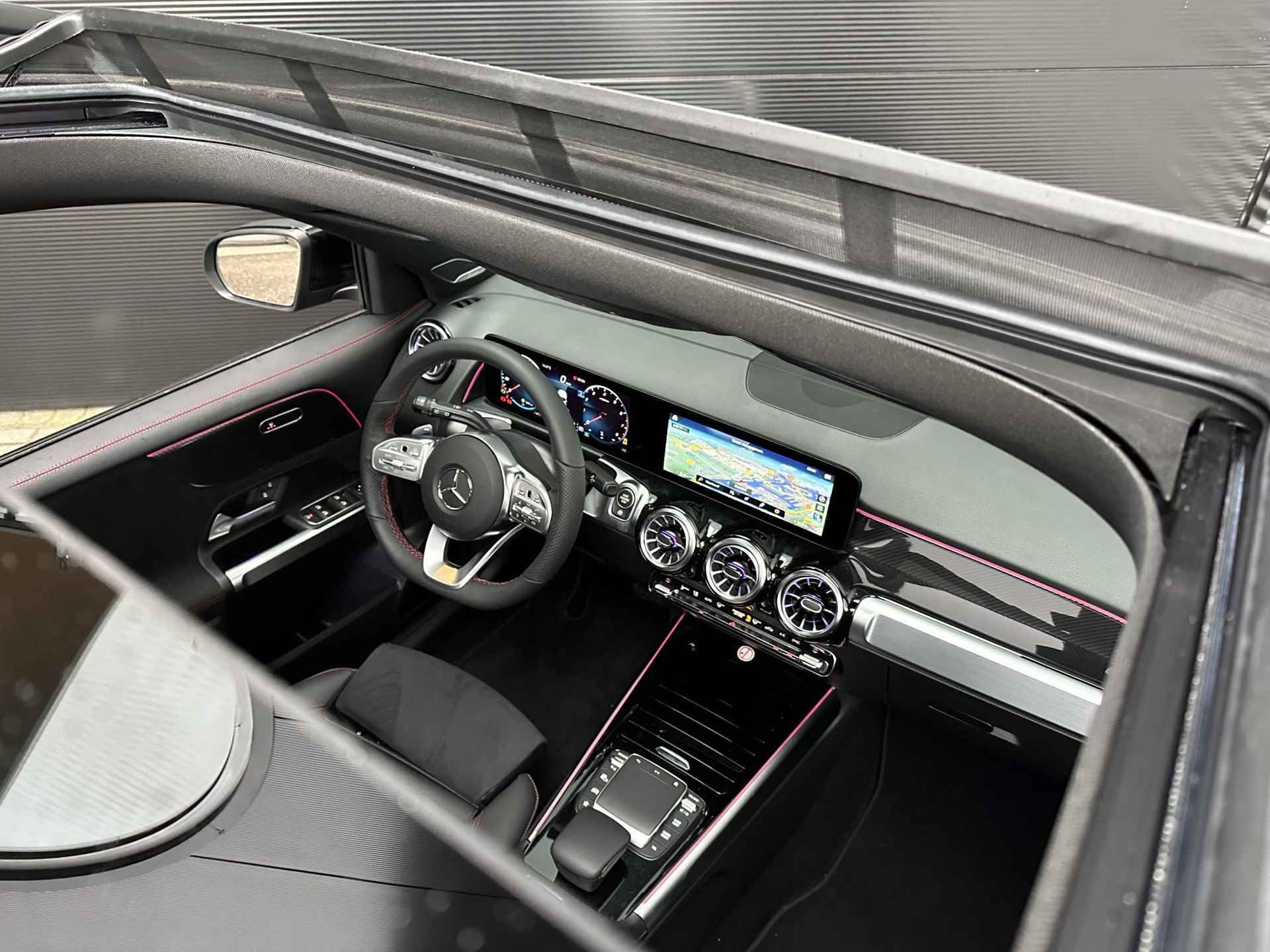 Mercedes-Benz GLB 180 AMG | Panoramadak | Nightpakket | Panoramadak | Achteruitrijcamera | Stoelverwarming | Sfeerverlichting | Dodehoekassistent | Apple & Android Carplay | Showmodel SALE - 4/12