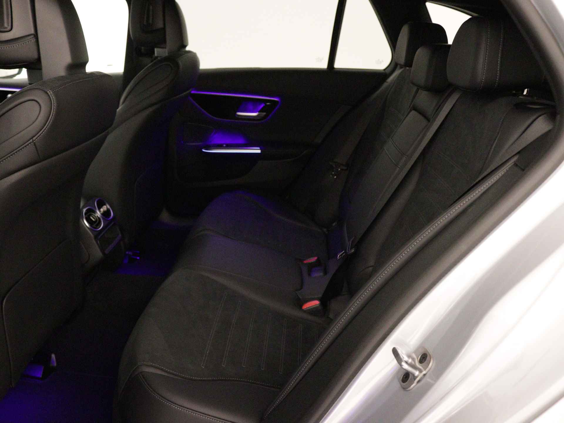 Mercedes-Benz C-Klasse Estate 300 e AMG Line | Nightpakket | Memorypakket | KEYLESS GO-comfortpakket | Verwarmde stoelen vooraan | USB-pakket | Parkeerpakket met 360°-camera | EASY PACK achterklep | DIGITAL LIGHT | - 16/39