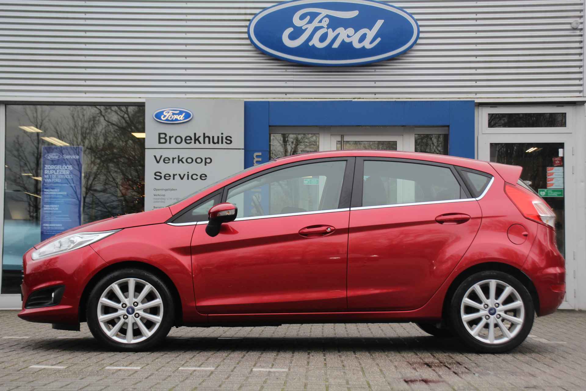 Ford Fiesta 1.0EB TITANIUM | 1E EIGENAAR! | NL-AUTO! | DEALER OH! | NAVI | CLIMA | VERWARMDE VOORRUIT | CRUISE | BLUETOOTH | PARK SENS | LM. - 2/37