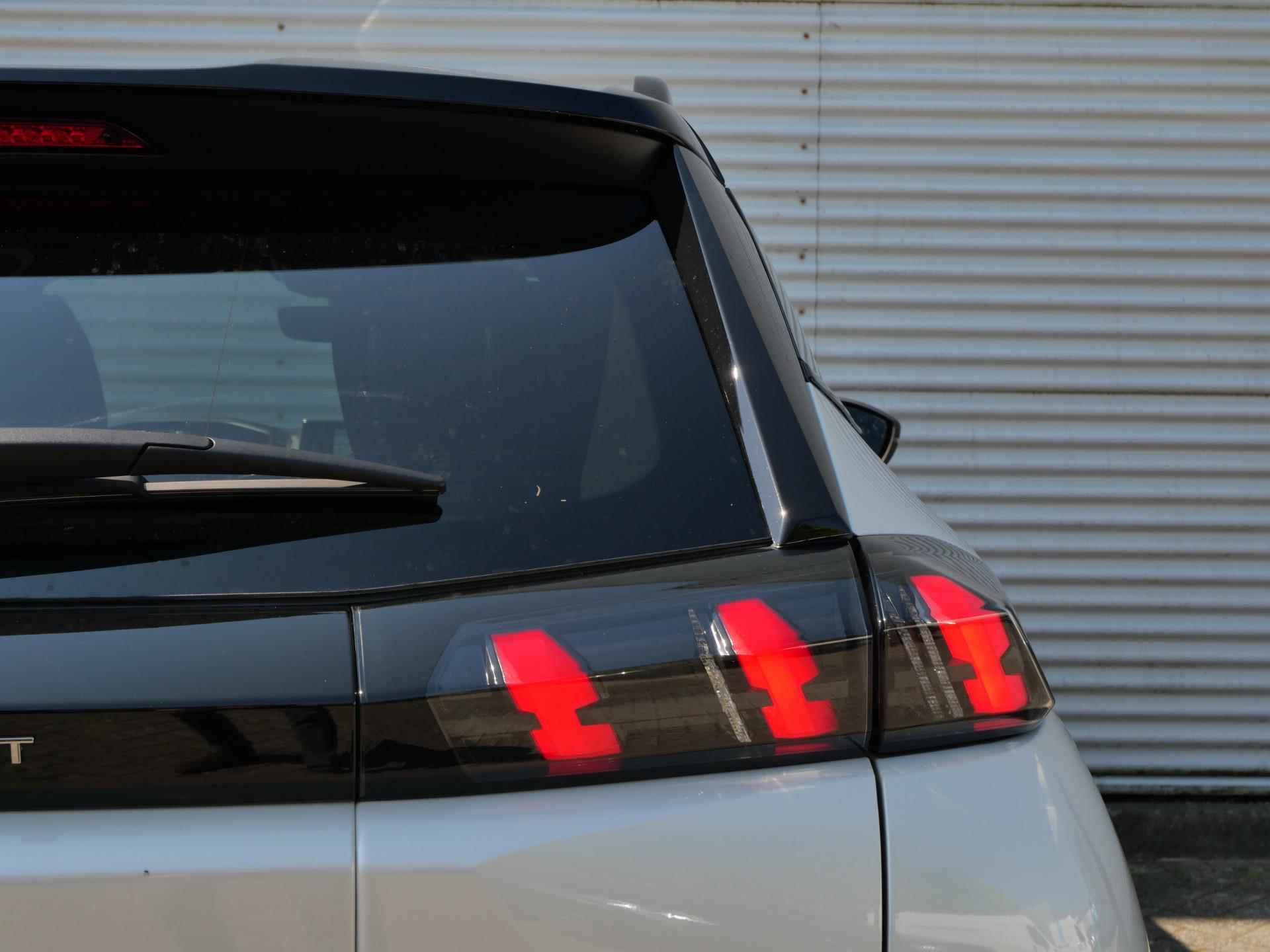 Peugeot e-2008 SUV GT Pack EV 3-FASEN 50kWh 136pk 16% BIJTELLING | SCHUIF/KANTELDAK | ADAPTIVE CRUISE | KEYLESS ENTRY | STOELVERW. | LM-VELGEN - 12/80