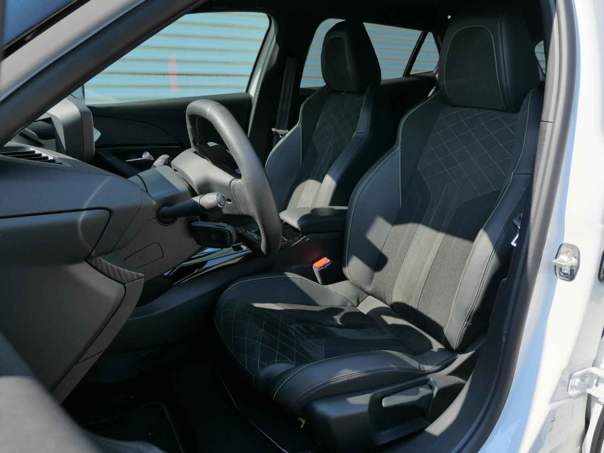 Peugeot e-2008 SUV GT Pack EV 3-FASEN 50kWh 136pk 16% BIJTELLING | SCHUIF/KANTELDAK | ADAPTIVE CRUISE | KEYLESS ENTRY | STOELVERW. | LM-VELGEN - 18/80