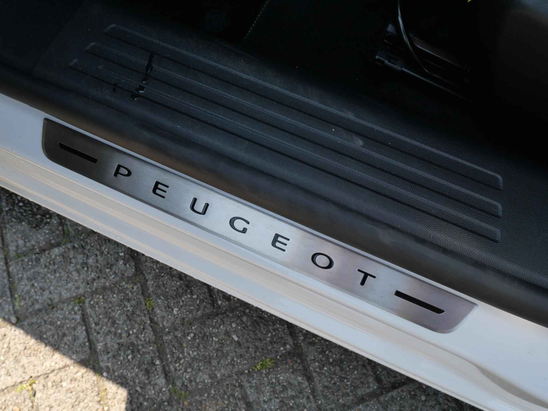 Peugeot e-2008 SUV GT Pack EV 3-FASEN 50kWh 136pk 16% BIJTELLING | SCHUIF/KANTELDAK | ADAPTIVE CRUISE | KEYLESS ENTRY | STOELVERW. | LM-VELGEN - 23/80