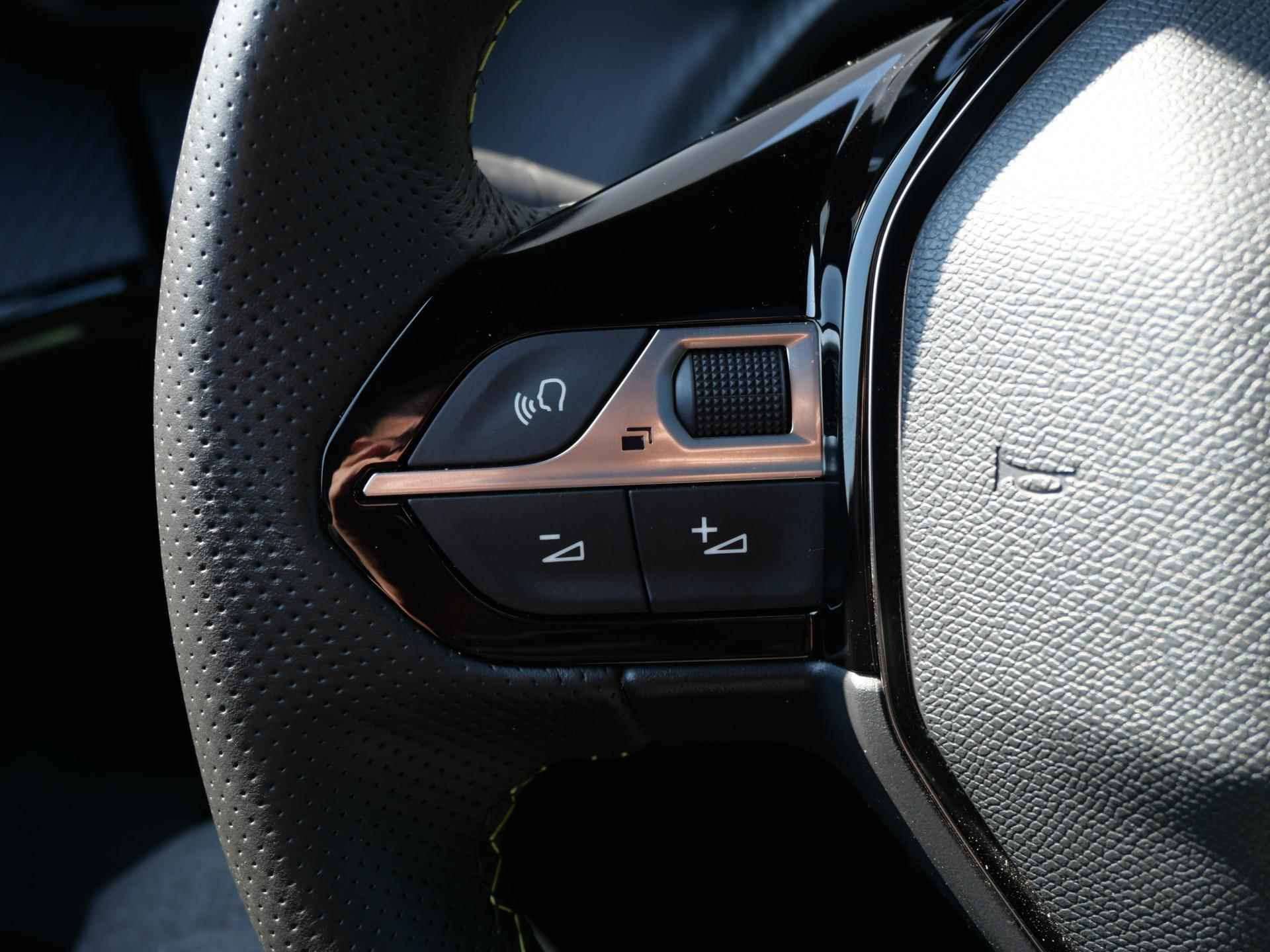 Peugeot e-2008 SUV GT Pack EV 3-FASEN 50kWh 136pk 16% BIJTELLING | SCHUIF/KANTELDAK | ADAPTIVE CRUISE | KEYLESS ENTRY | STOELVERW. | LM-VELGEN - 28/80