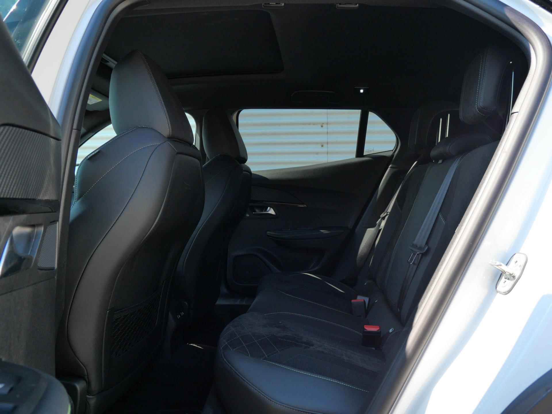 Peugeot e-2008 SUV GT Pack EV 3-FASEN 50kWh 136pk 16% BIJTELLING | SCHUIF/KANTELDAK | ADAPTIVE CRUISE | KEYLESS ENTRY | STOELVERW. | LM-VELGEN - 59/80