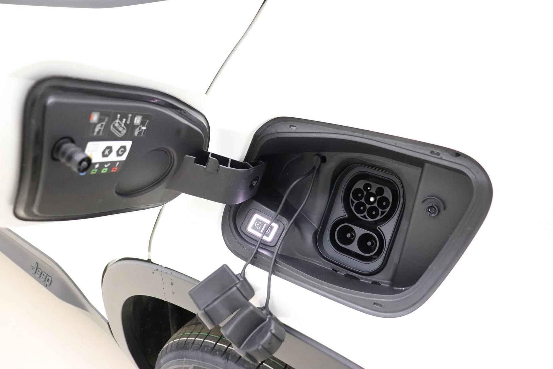 Jeep Avenger Altitude 54kWh | Navigatie | Stoelverwarming | LED verlichting | Lichtmetalen velgen | Apple Carplay/Android auto | Keyless - 22/40