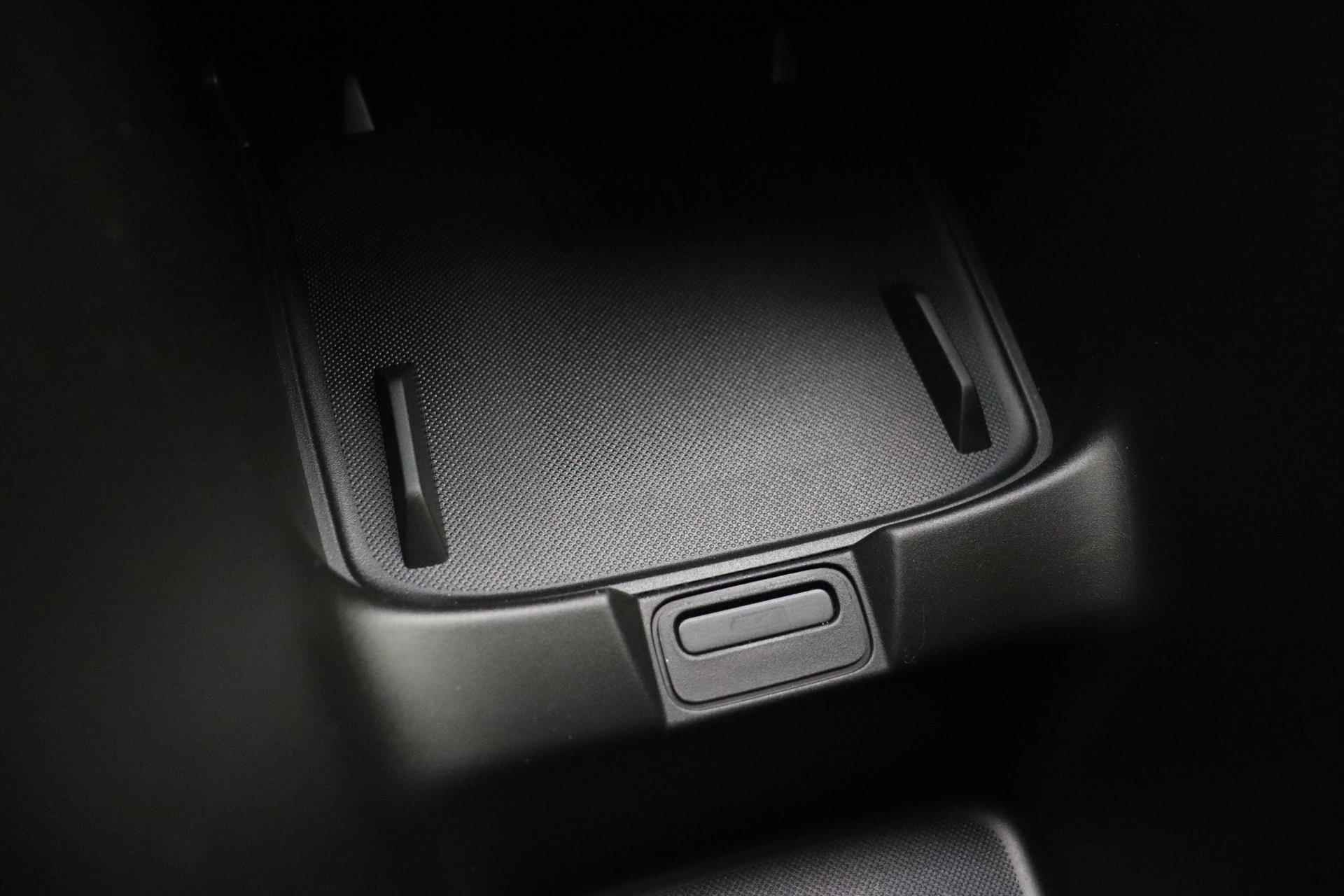 Jeep Avenger Altitude 54kWh | Navigatie | Stoelverwarming | LED verlichting | Lichtmetalen velgen | Apple Carplay/Android auto | Keyless - 30/40