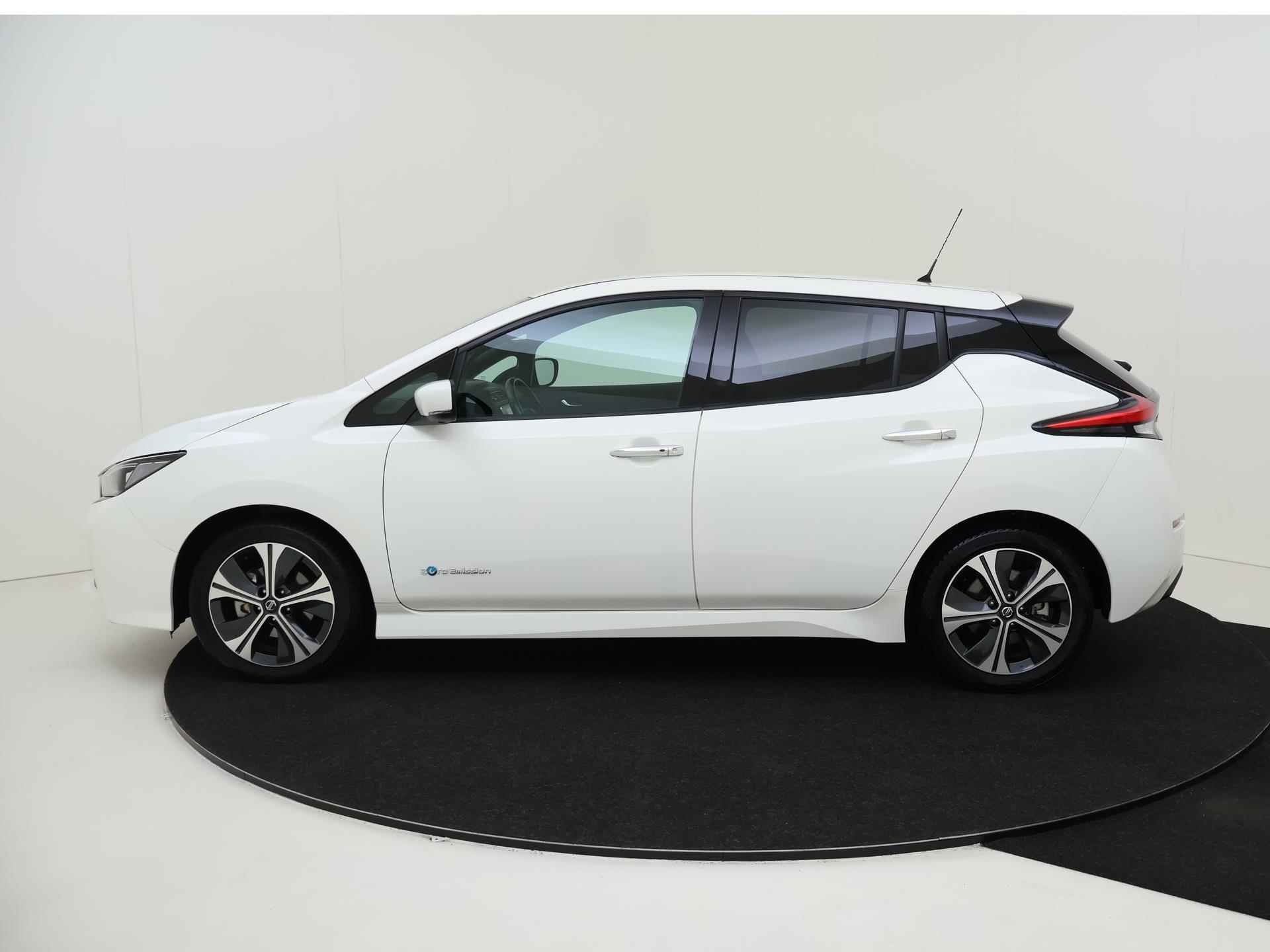 Nissan LEAF Tekna 40 kWh | Navigatie | Apple carplay | Stuurverwarming | Camera's rondom - 2/29